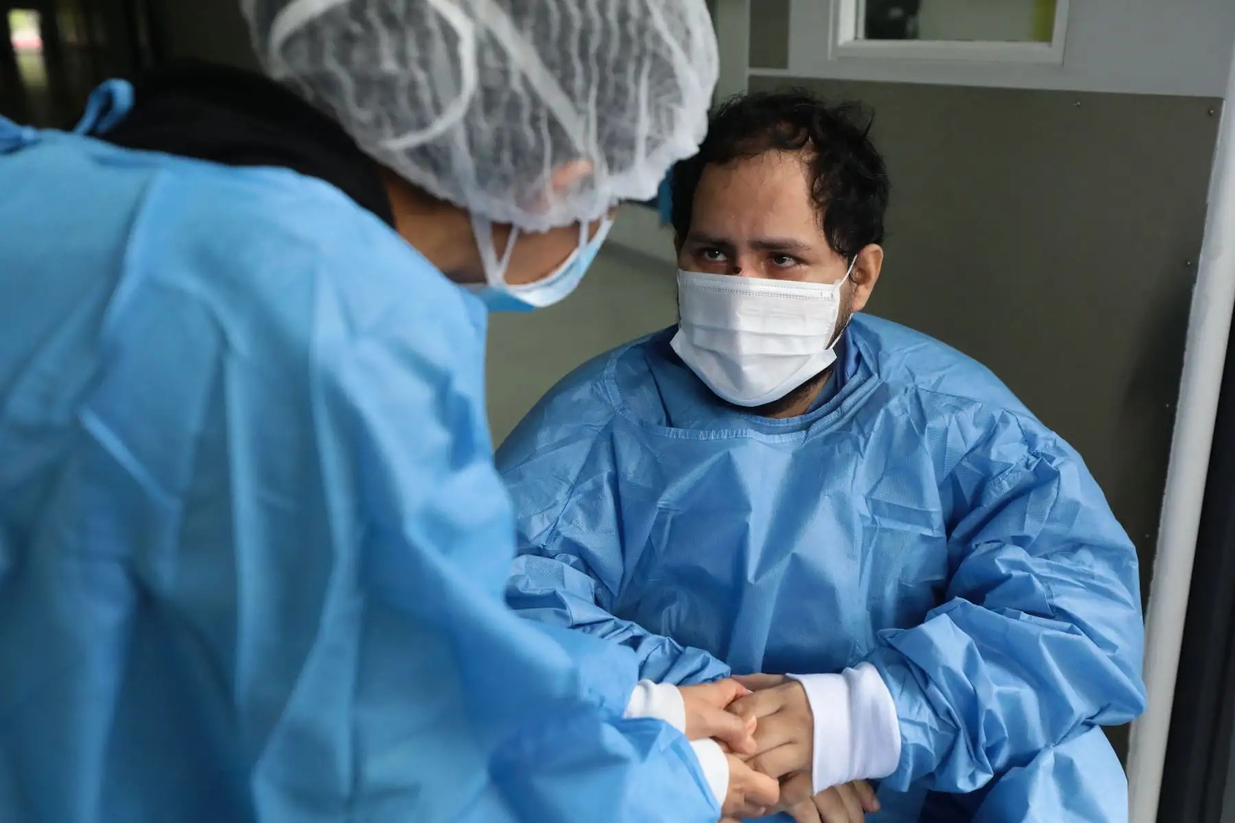 Miguel Rodríguez, médico de Chincheta de Iquitos quien  luchó en primera línea, superó valientemente al covid-19, y hoy regresa a casa con su familia.
Foto: Essalud