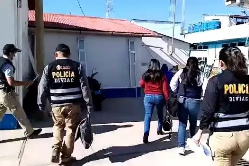 Personal de la fiscalía anticorrupción y agentes de la Policía Nacional allanan sedes de la Diresa y hospital El Carmen en el marco de las investigaciones del caso La Gran Familia.