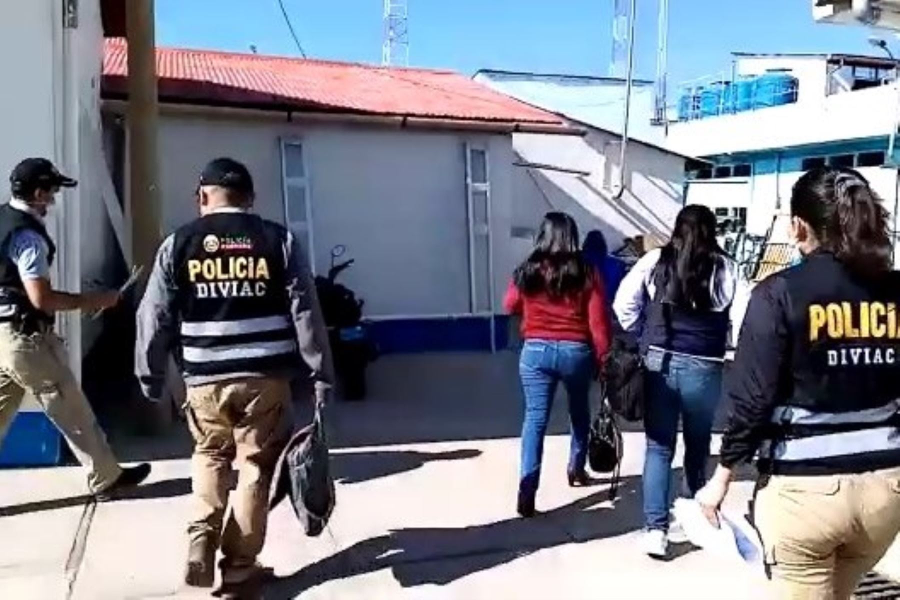 Personal de la fiscalía anticorrupción y agentes de la Policía Nacional allanan sedes de la Diresa y hospital El Carmen en el marco de las investigaciones del caso La Gran Familia.
