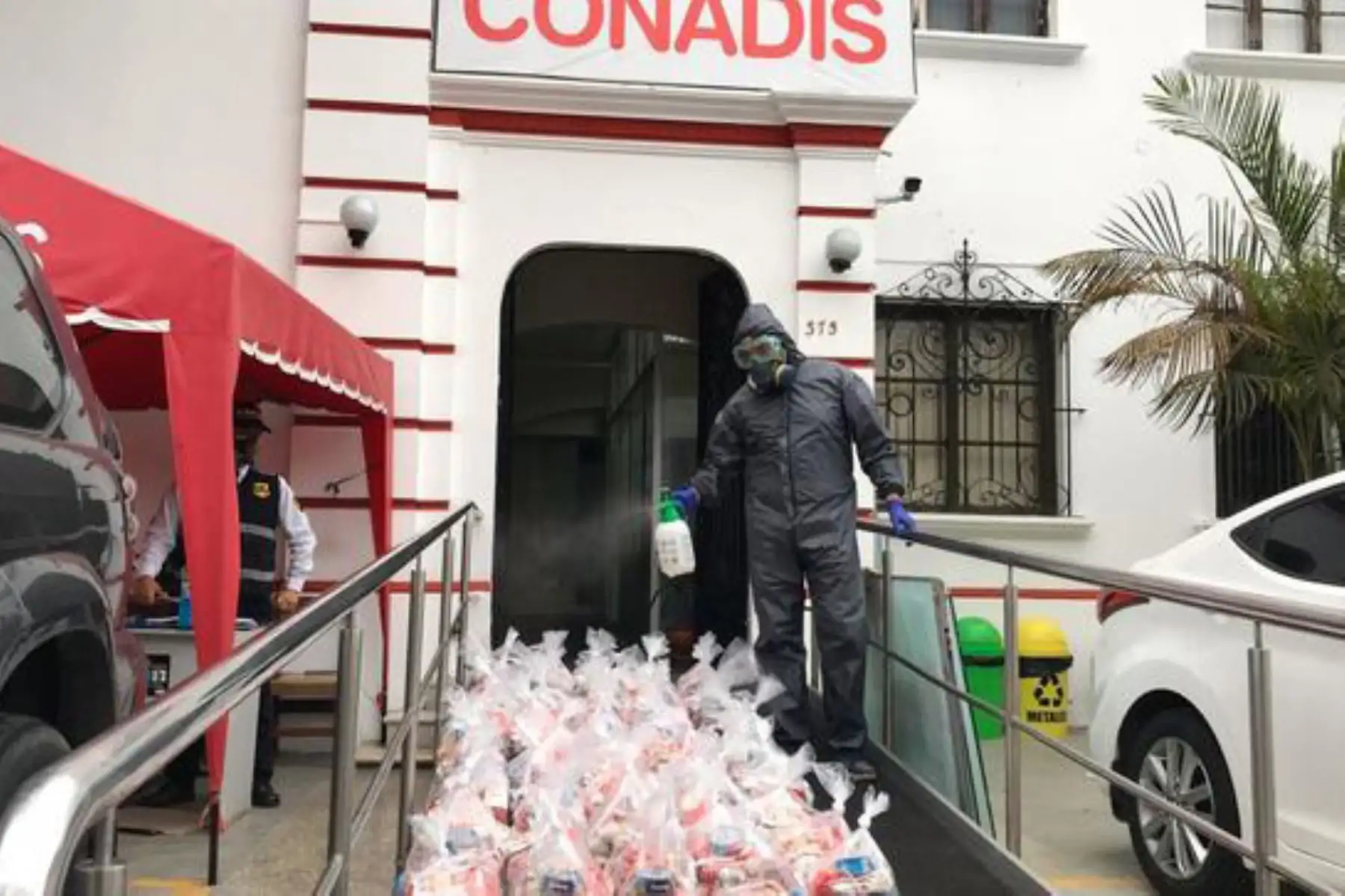 El Ministerio de la Mujer y Poblaciones Vulnerables recibió 50 canastas de alimentos donadas por la Confiep. Foto: ANDINA/Mimp
