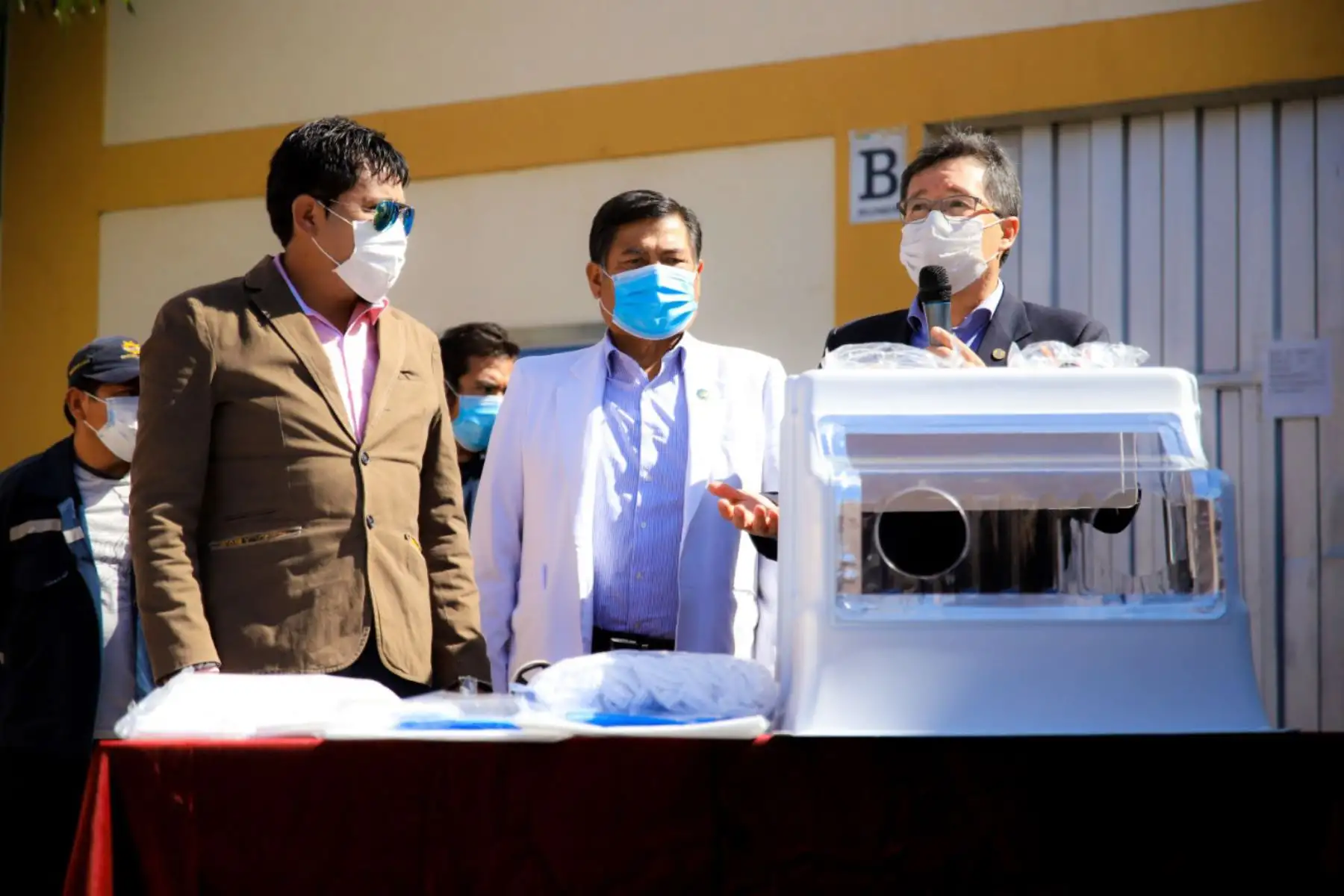 El gobernador regional de Arequipa, Elmer Cáceres, entregó 17,800 equipos de protección personal y cubos de poliestireno al hospital covid-19. Foto: ANDINA/Difusión
