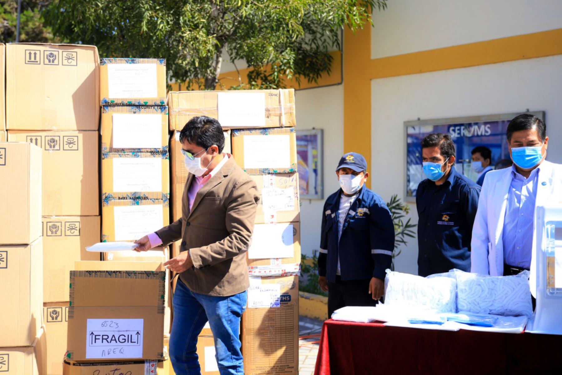 El gobernador regional de Arequipa, Elmer Cáceres, entregó 17,800 equipos de protección personal y cubos de poliestireno al hospital covid-19. Foto: ANDINA/Difusión