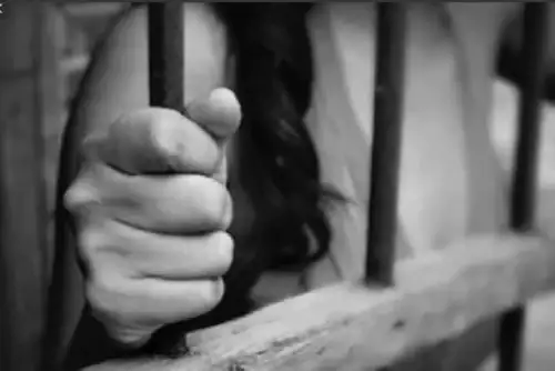 Los hechos ocurrieron cuando la víctima dormía en su habitación y, de manera repentina, ingresaron dos sujetos con armas de fuego y le dispararon cuatro veces.
