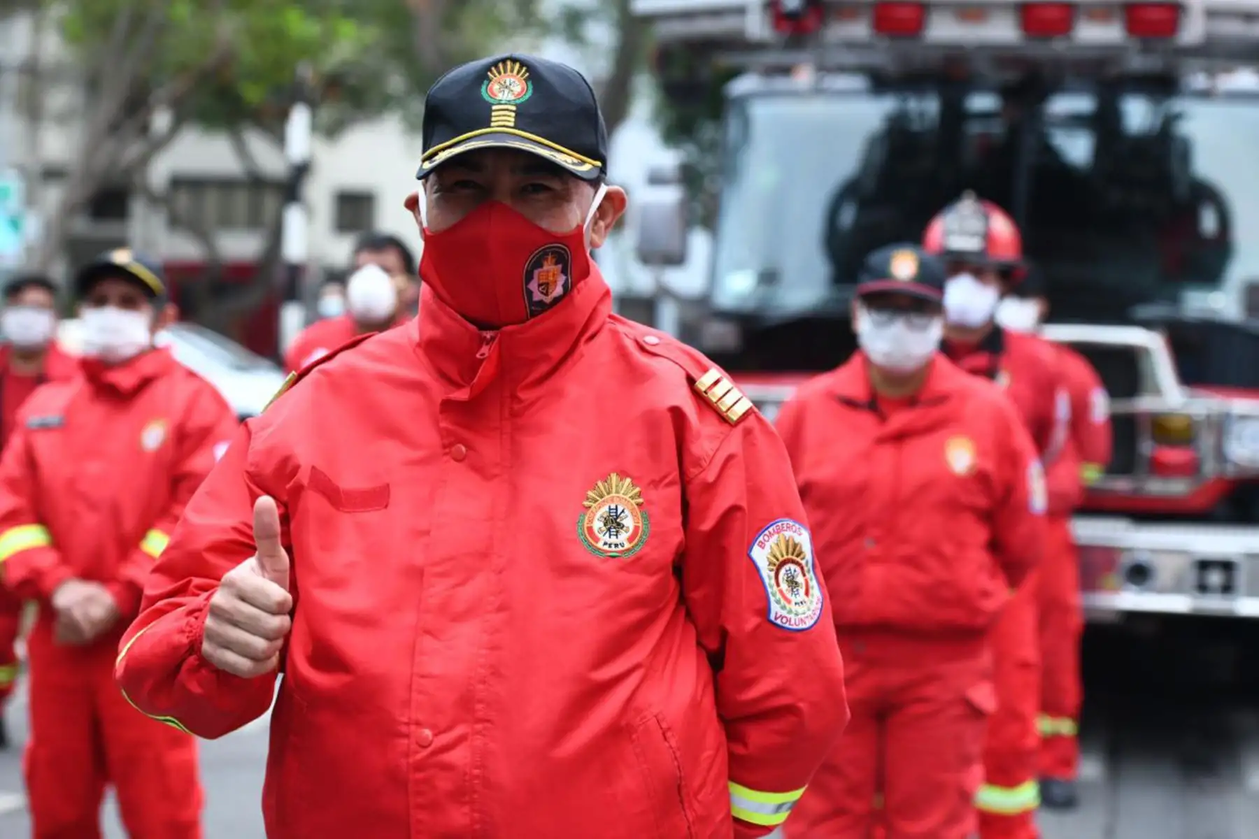Ministro del Interior, Gastón Rodríguez, lidera ceremonia de reconocimiento a valientes integrantes de los bomberos que vencieron al COVID-19 y que se reintegran a sus respectivas comandancias para seguir en la primera línea de batalla. 

Foto: ANDINA/@MininterPeru.
