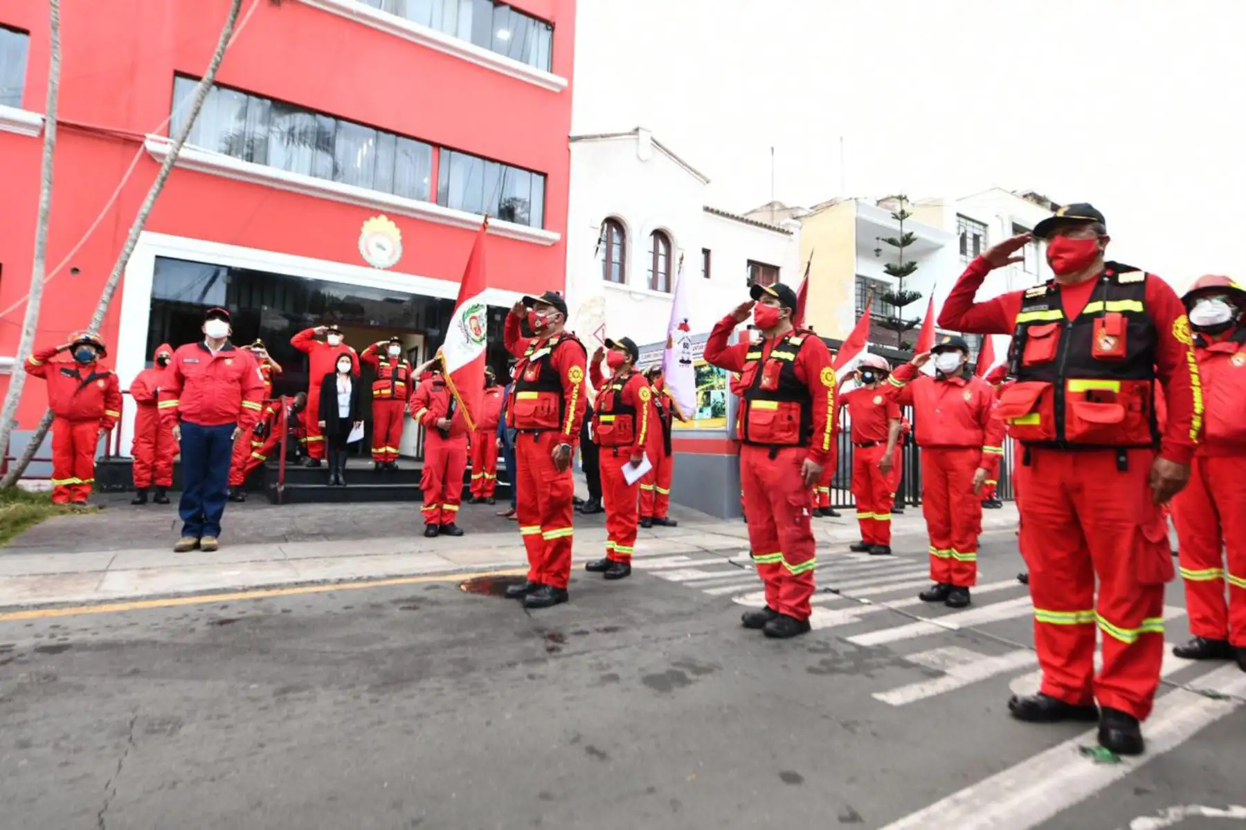 Ministro del Interior, Gastón Rodríguez, lidera ceremonia de reconocimiento a valientes integrantes de los bomberos que vencieron al COVID-19 y que se reintegran a sus respectivas comandancias para seguir en la primera línea de batalla. 

Foto: ANDINA/@MininterPeru.