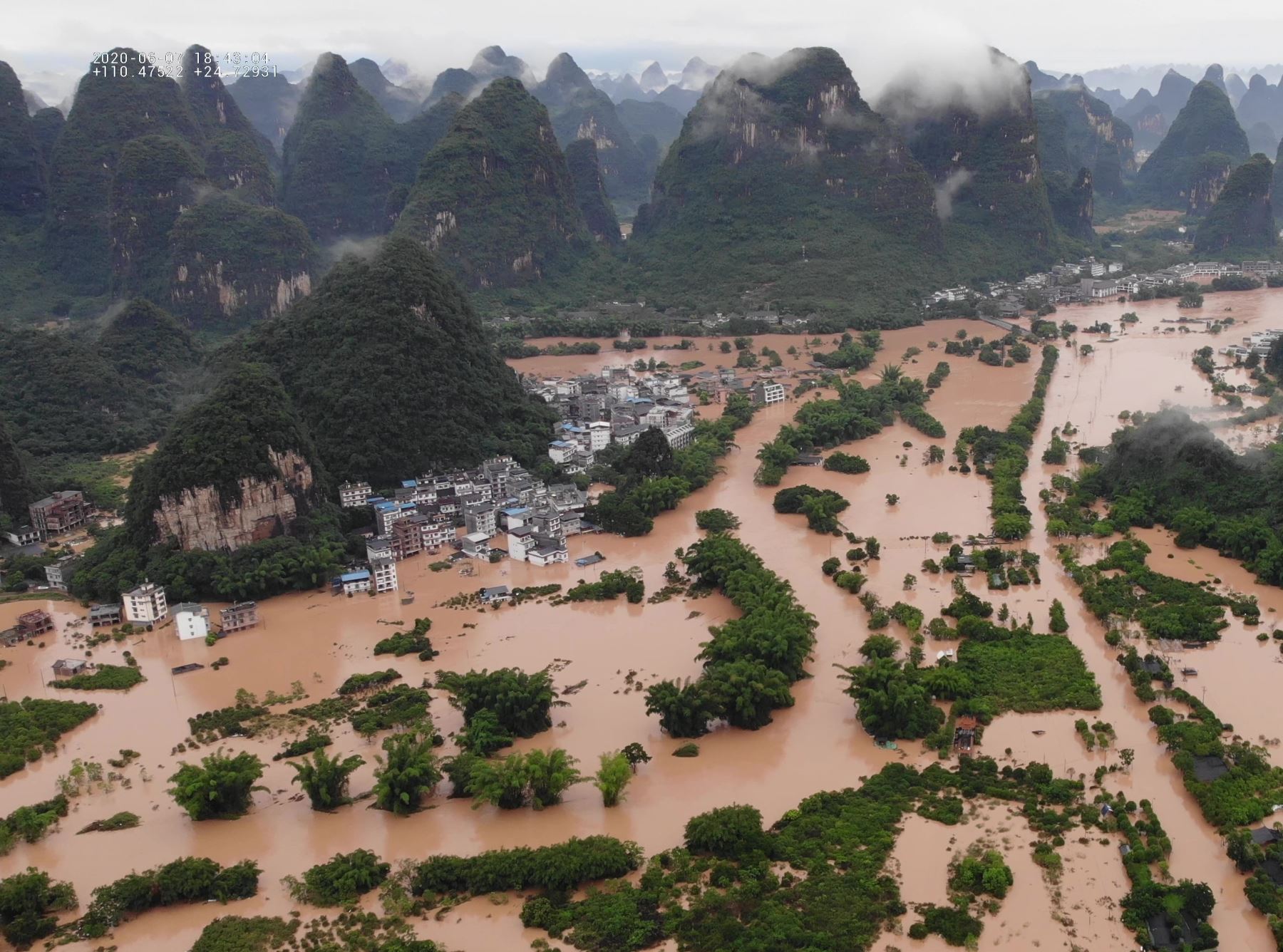 Vista aérea de las inundaciones en el condado de Yangshuo, región autonómica de Guangxi Zhuang (China). Por lo menos 19 personas han muerto, 10 permanecen desaparecidas y 2.63 millones se han visto afectadas por las inundaciones provocadas por lluvias torrenciales en el centro y el sur de China, informó hoy la agencia estatal de noticias Xinhua. Foto: Efe/Xiao Fan.