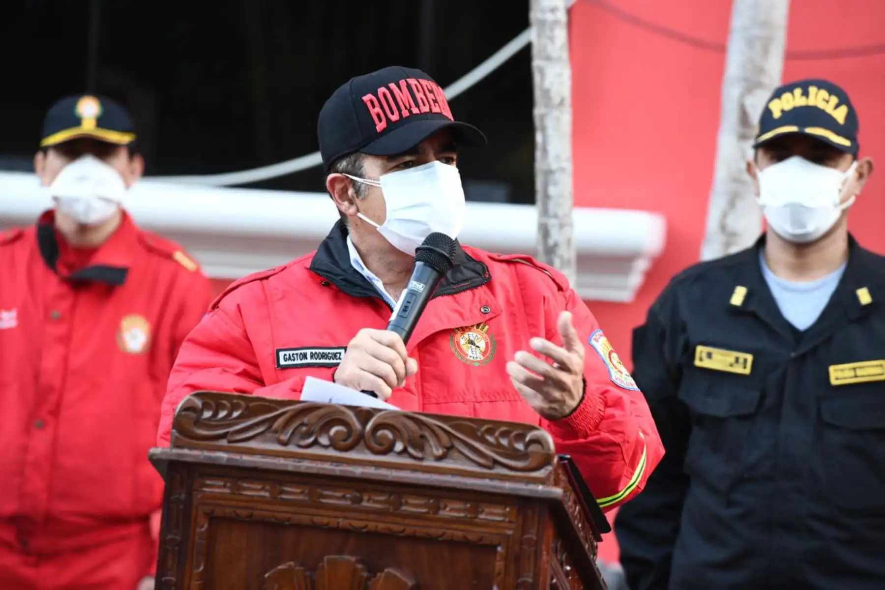 Ministro del Interior, Gastón Rodríguez: Hoy reconocemos el trabajo realizado por la Intendencia de los bomberos y reforzamos el equipamiento con medidas y kits de bioseguridad para que su ardua y difícil labor continúe con los implementos necesarios.
Foto:ANDINA/@MininterPeru.