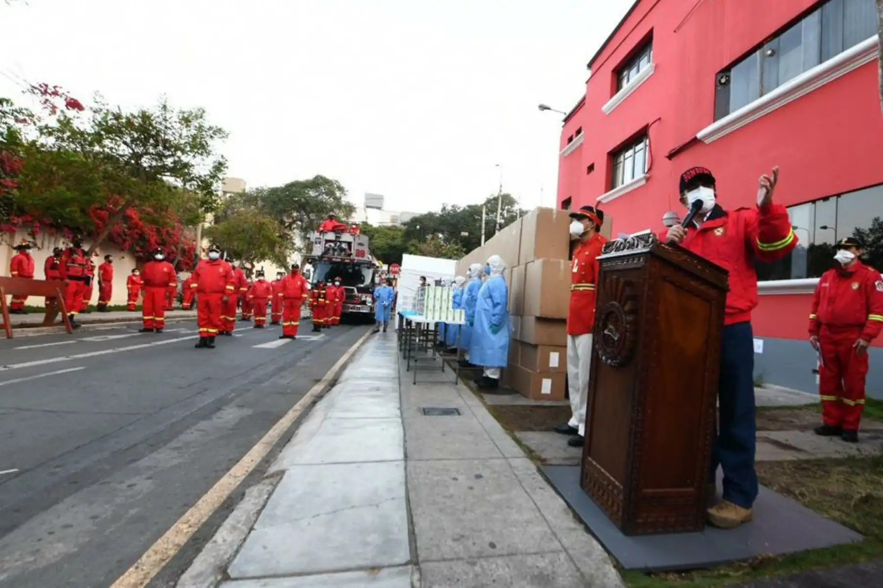 Ministro del Interior, Gastón Rodríguez: Hoy reconocemos el trabajo realizado por la Intendencia de los bomberos y reforzamos el equipamiento con medidas y kits de bioseguridad para que su ardua y difícil labor continúe con los implementos necesarios.
Foto:ANDINA/@MininterPeru.
