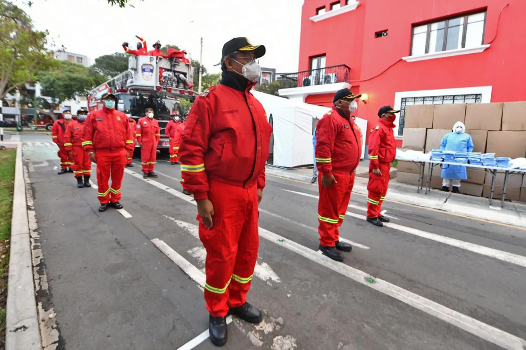 Ministro del Interior, Gastón Rodríguez: Hoy reconocemos el trabajo realizado por la Intendencia de los bomberos y reforzamos el equipamiento con medidas y kits de bioseguridad para que su ardua y difícil labor continúe con los implementos necesarios.
Foto:ANDINA/@MininterPeru.