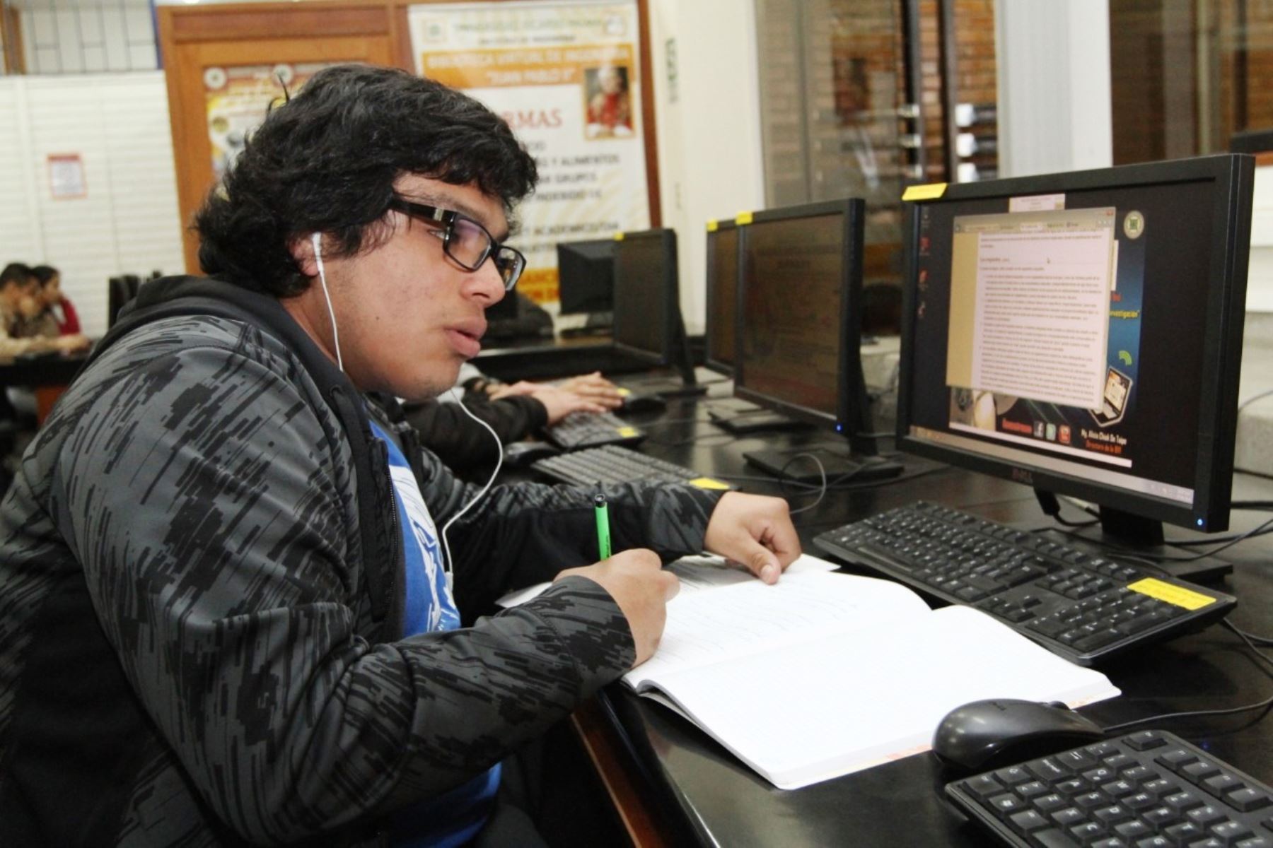 Clases virtuales: San Marcos entrega más de 100 equipos tecnológicos a sus estudiantes. Foto: ANDINA/Difusión.