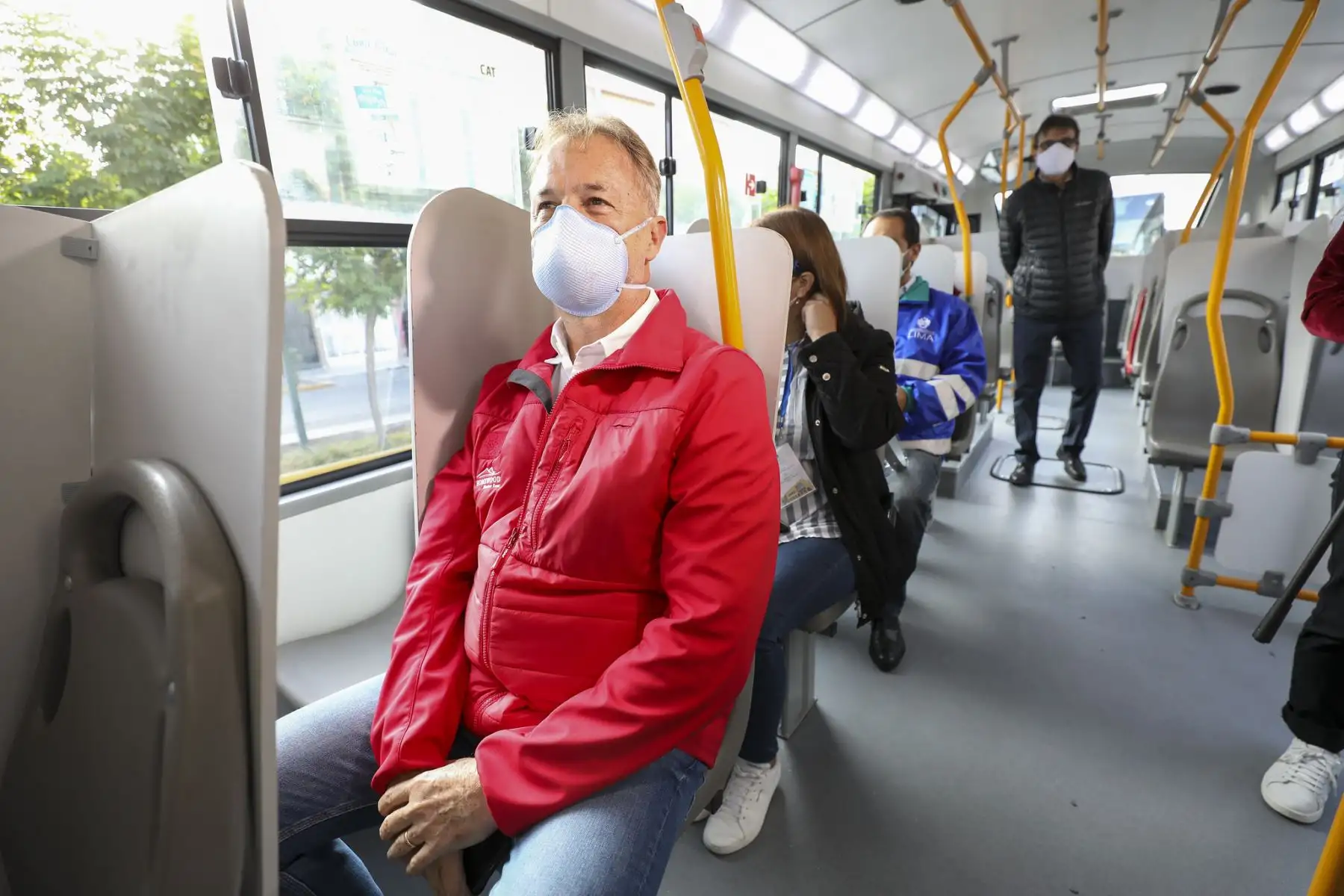 Proponen triplicar número de pasajeros en buses sin violar normas de bioseguridad. Alcalde de Lima. Jorge Muñoz en un bus. Foto: ANDINA/Difusión.
