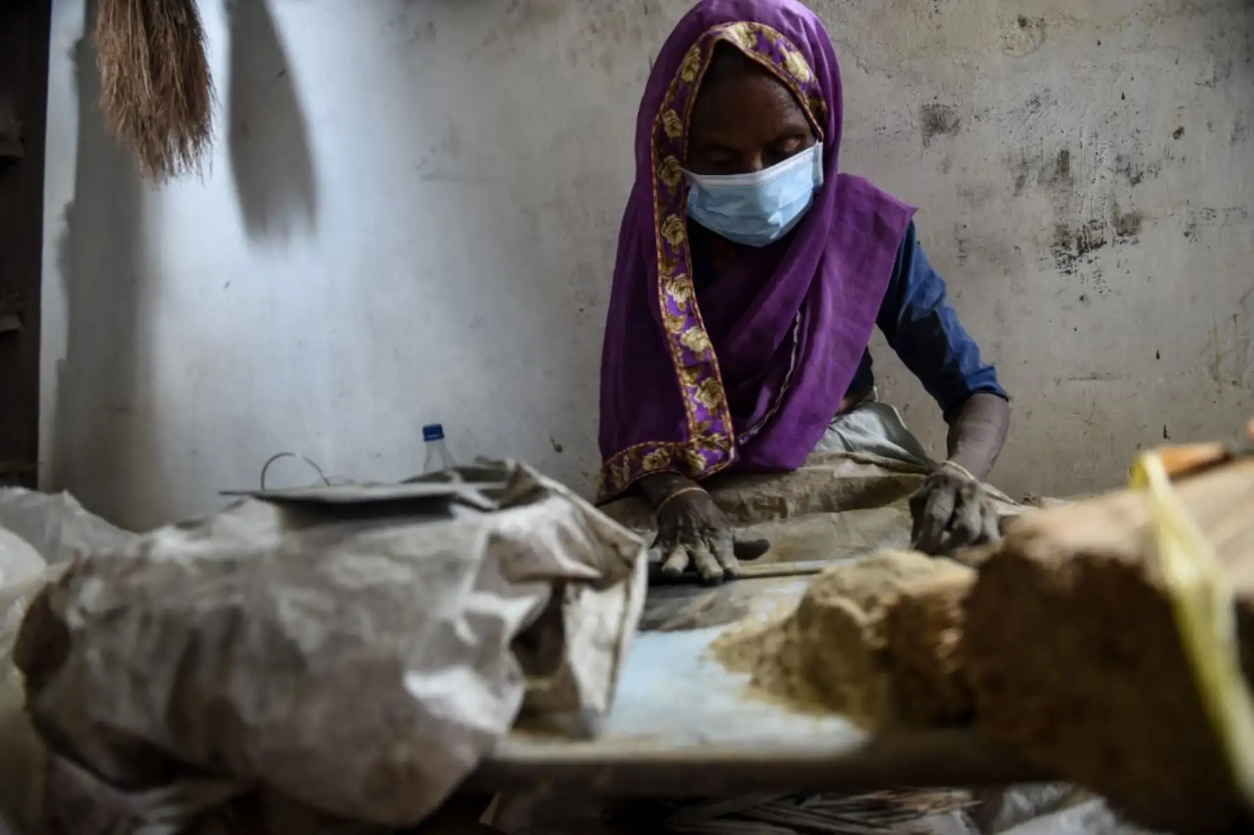 Un trabajador prepara varitas de incienso en un taller luego de la reapertura de los lugares de culto como parte de la reducción del encierro impuesto como medida preventiva contra la propagación del coronavirus.
Foto: AFP