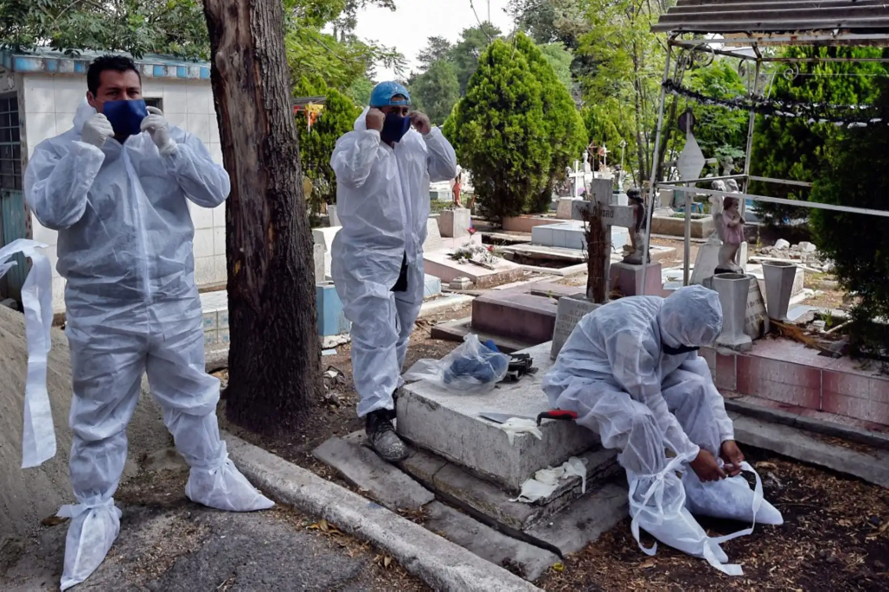Los trabajadores del Panteón de San Isidro se ponen trajes protectores mientras se preparan para el entierro de covid-19, en Azcapotzalco, Ciudad de México.
Foto: AFP