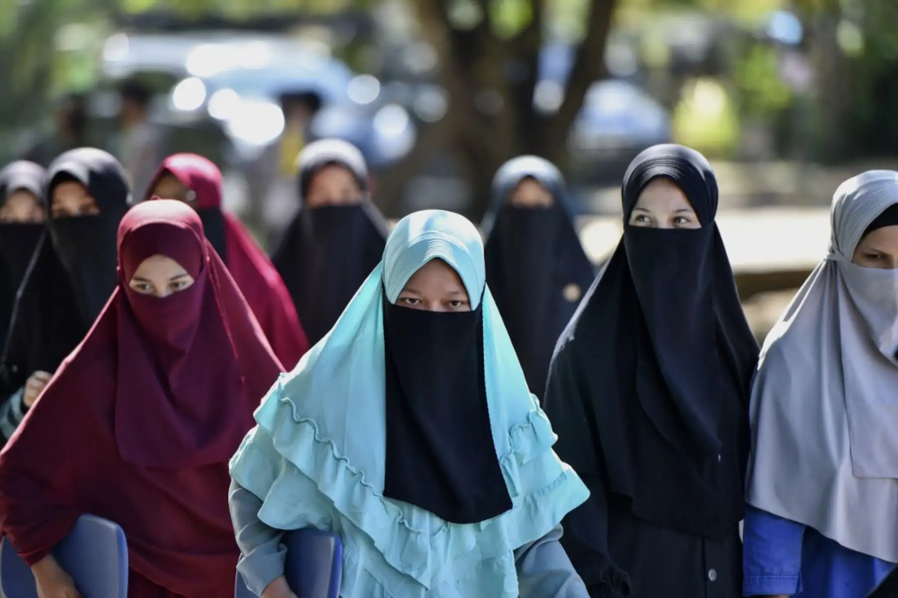 Las alumnas de un internado islámico se reúnen para una prueba rápida del covid-19, en Sibreh, provincia de Aceh.
Foto: AFP