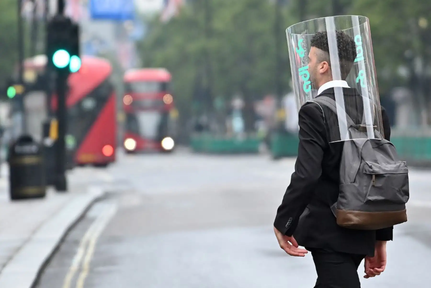 Un peatón que usa una forma de PPE (equipo de protección personal) de una cubierta completa de perspex, como medida de precaución contra covid-19, camina por Oxford Street en el centro de Londres.
Foto: AFP