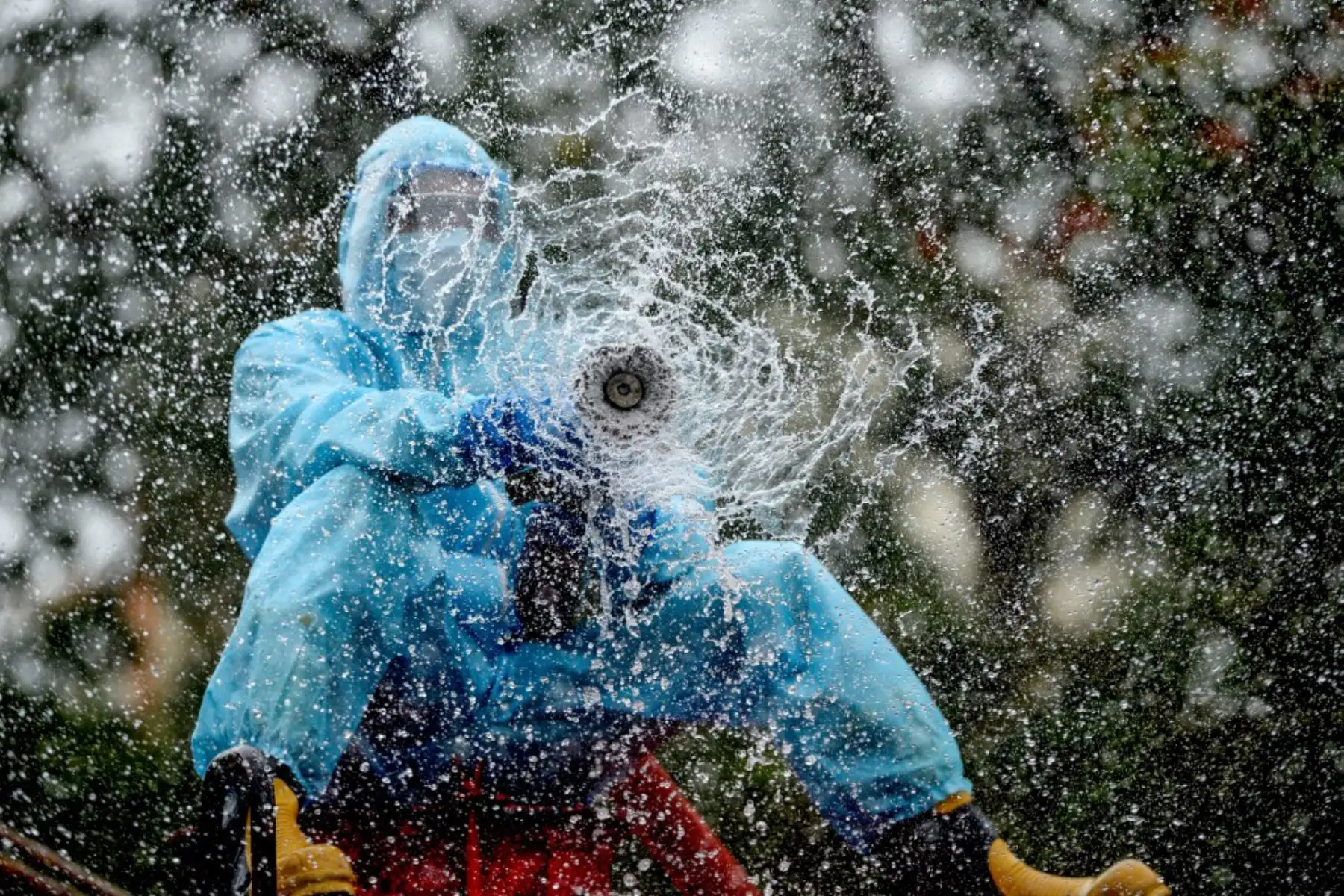 Un bombero rocía desinfectante como medida preventiva contra la propagación del coronavirus  en una zona de contención en Chennai .
Foto: AFP