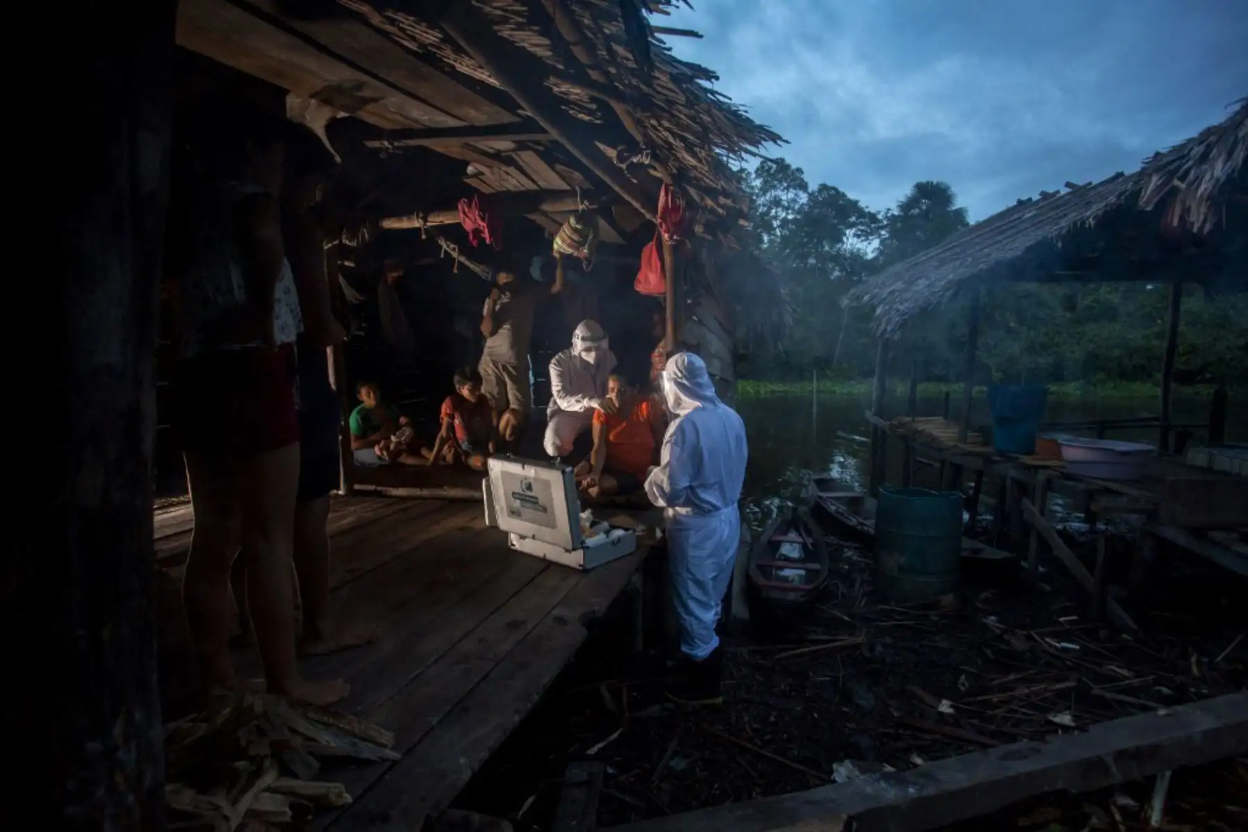 Los trabajadores de salud de la ciudad de Melgaco revisan a una mujer con síntomas de covid-19 en una pequeña comunidad ribereña en el suroeste de la isla de Marajo, estado de Pará, Brasil.
Foto: AFP