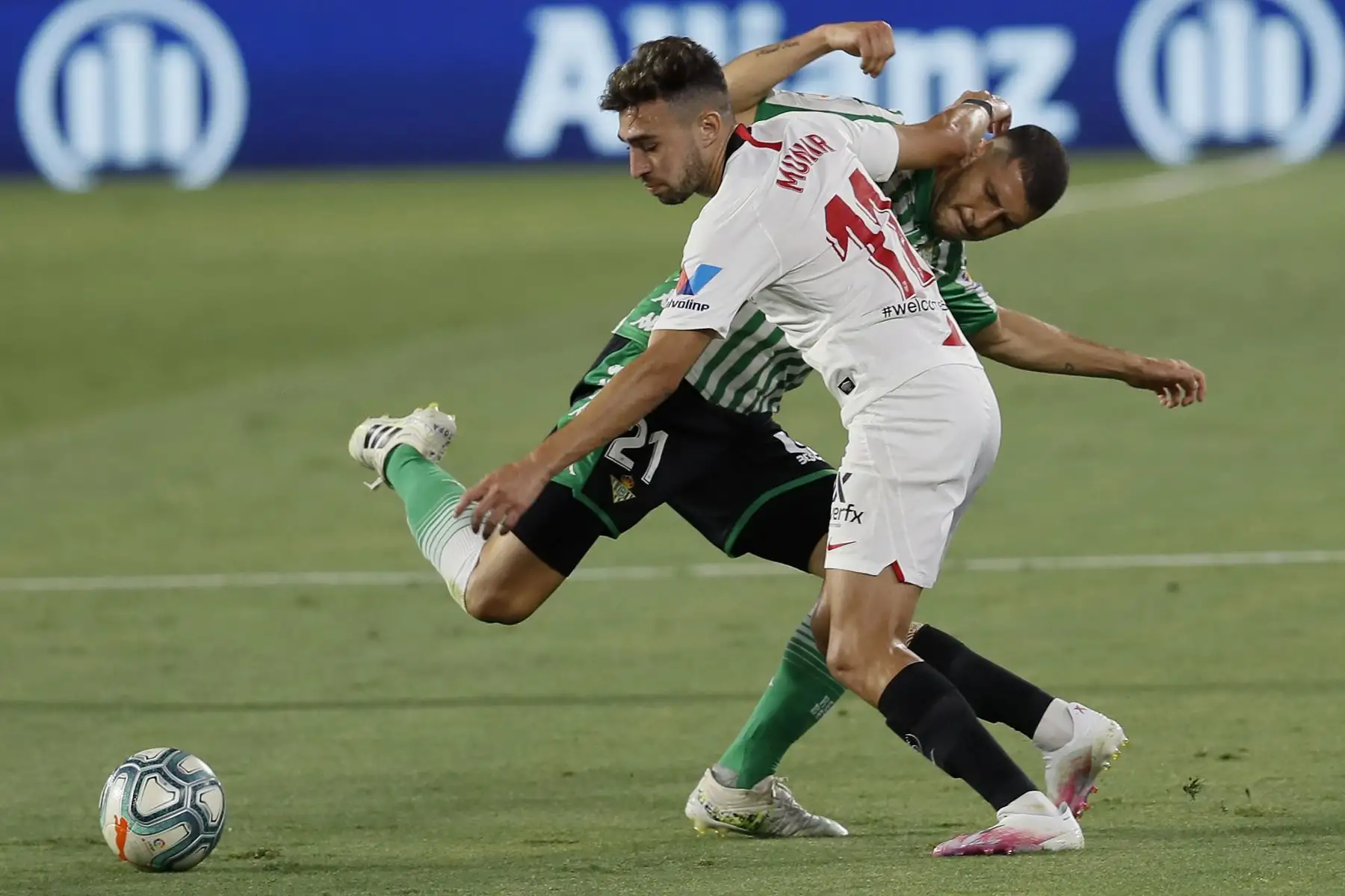 El delantero del Sevilla, Munir El Haddai, disputa el balón ante el centrocampista argentino del Betis, Guido Rodríguez, durante el encuentro correspondiente a la jornada 28 de primera división que disputan esta noche en el estadio Sánchez Pizjuán, primer encuentro tras el parón obligado de la liga provocado por la pandemia de coronavirus. 
Foto: EFE