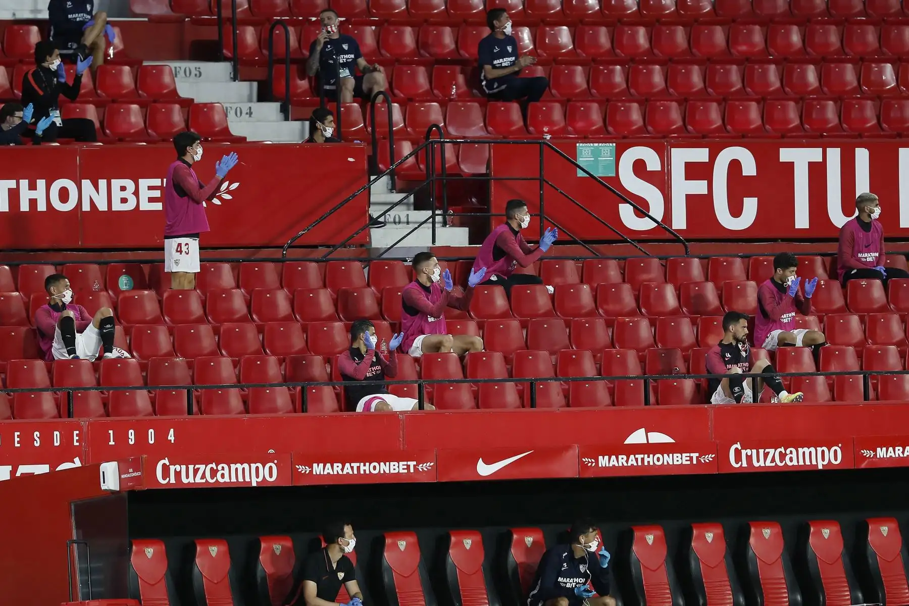 El banquillo del Sevilla FC durante el partido de la jornada 28 de Liga que Sevilla FC y Real Betis juegan  en el estadio Ramón Sánchez-Pizjuán, en Sevilla, el primero de LaLiga Santander después de tres meses sin fútbol por la pandemia del coronavirus. 
Foto: EFE