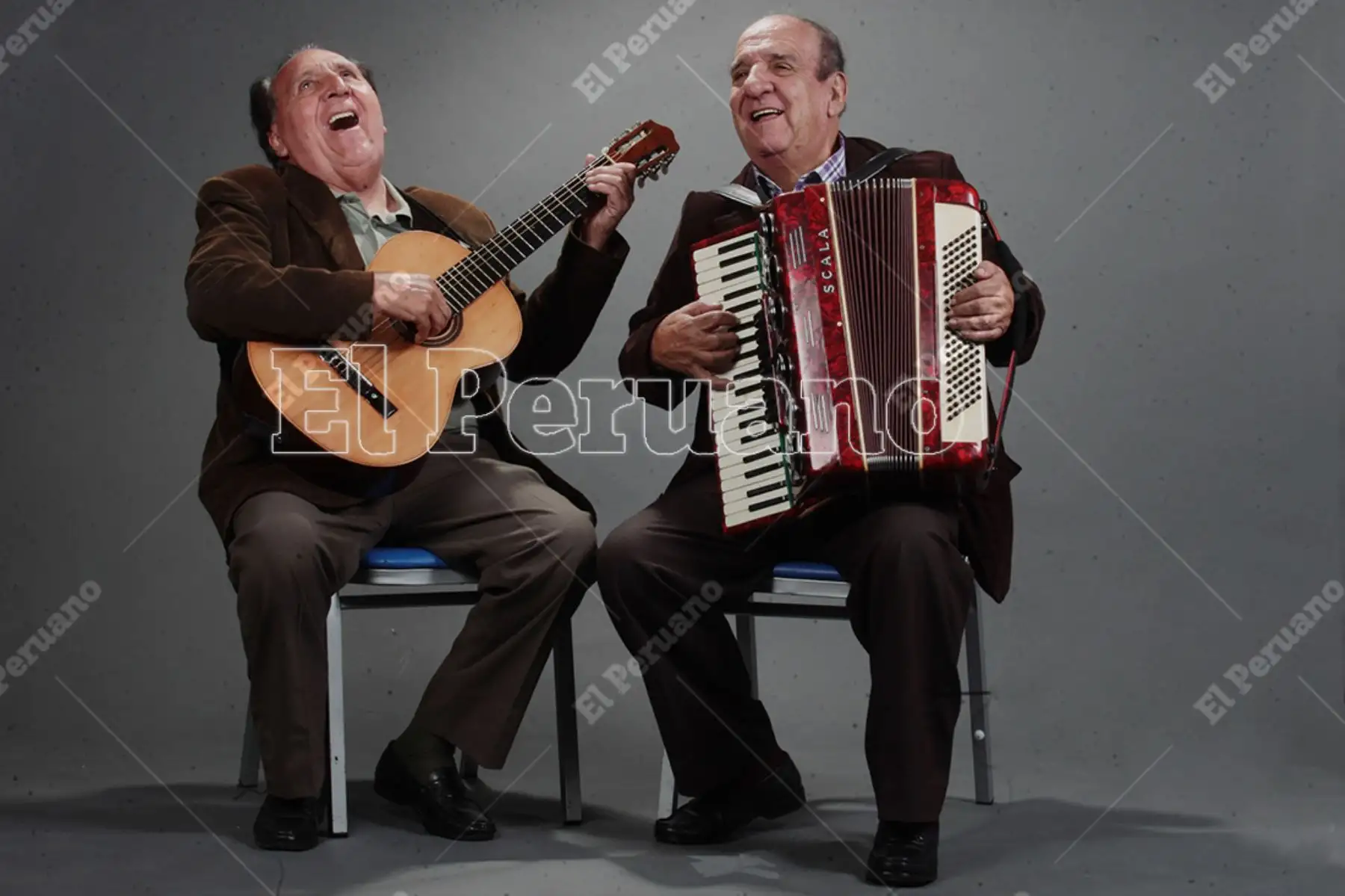 Lima - 31 octubre 1990 / Conjunto Los Campesinos: Wilfredo Quintana y Jorge Núñez del Prado en una producción especial para El Peruano en Editora Perú. 
Foto: Diario Oficial El Peruano / Juan Carlos Guzmán