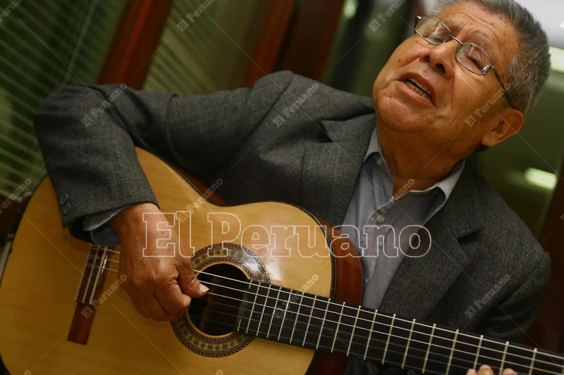 Lima - 28 setiembre 2009 / Entrevista a Manuel Silva "Pichinkucha", cantante y guitarrista apurimeño.
 Foto: Diario Oficial El Peruano / César García Lanfranco