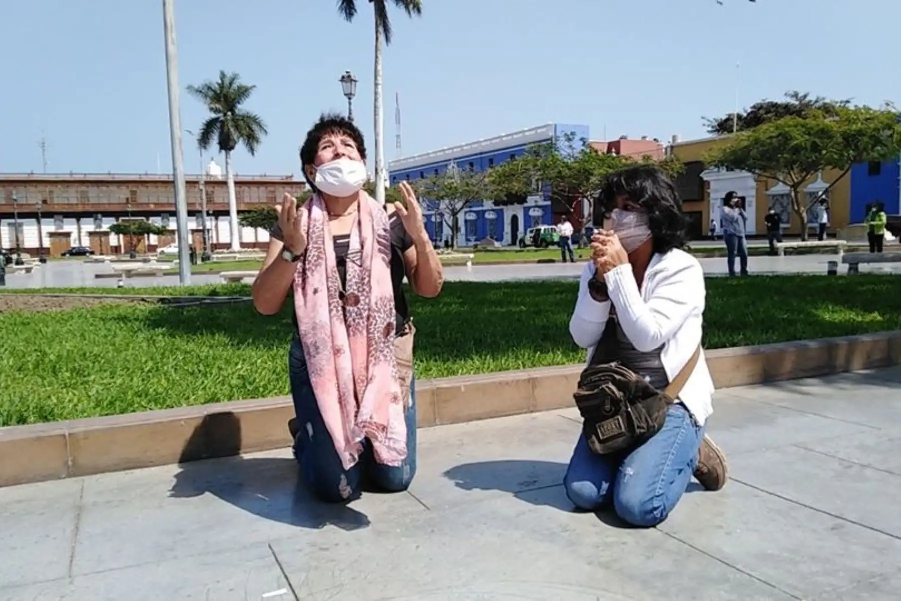 Fieles trujillanos reciben la bendición del Corpus Christi durante el sobrevuelo de la imagen a bordo de un helicóptero de la Policía Nacional.