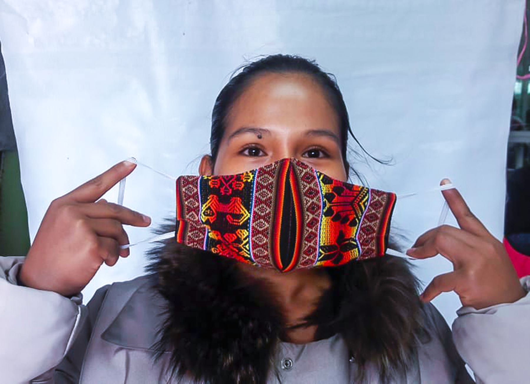 Los internos artesanos del penal Cusco Varones confeccionan mascarillas con diseños de la textilería tradicional cusqueña. Foto: Difusión