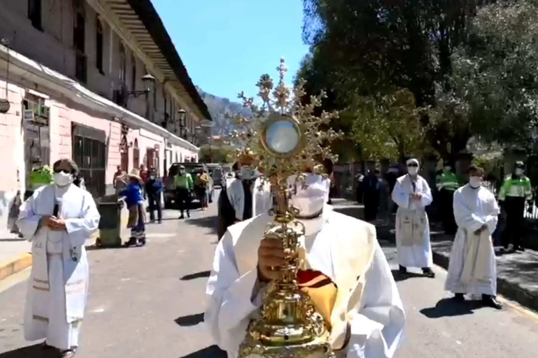 Sacerdotes y fieles cajamarquinos participaron en la celebración del Corpus Christi, una jornada atípica entre mascarillas y distancia social en medio de la pandemia del coronavirus. Foto: ANDINA/Difusión.INA/Difusión