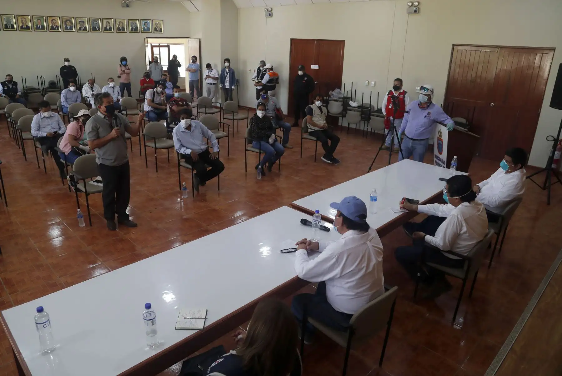 Ministro de Vivienda, Rodolfo Yañez , junto a funcionaria  de Salud, Zulema Tomás, se reúne con el alcalde provincial de Talara, José Vitonera, y el titular de la Dirección Regional de Salud, Victor Távara, para adoptar medidas que permitan reducir el contagio del coronavirus.
Foto: Ministerio de Vivienda Ministro de Vivienda, Rodolfo Yañez , junto a funcionaria  de Salud, Zulema Tomás, se reúne con el alcalde provincial de Talara, José Vitonera, y el titular de la Dirección Regional de Salud, Victor Távara, para adoptar medidas que permitan reducir el contagio del coronavirus.
Foto: Ministerio de Vivienda