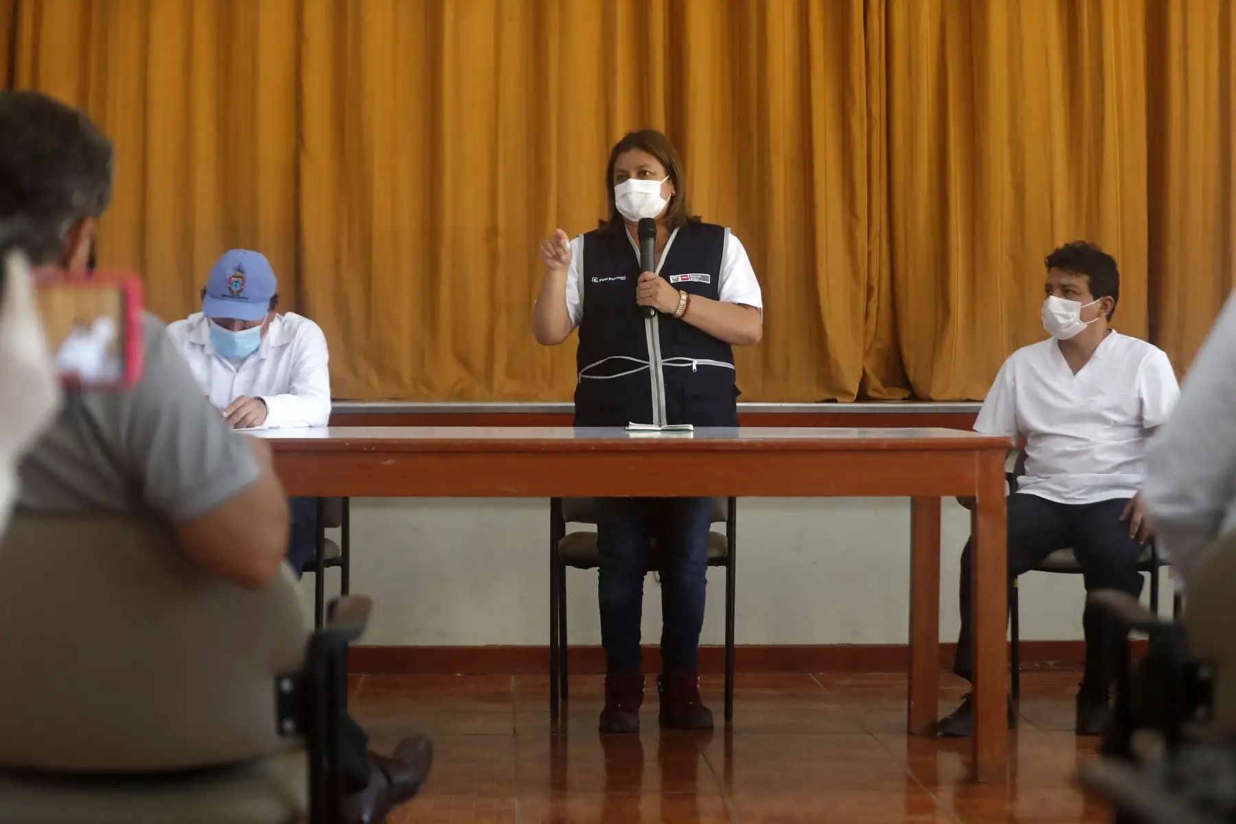 Ministro de Vivienda, Rodolfo Yañez , junto a funcionaria  de Salud, Zulema Tomás, se reúne con el alcalde provincial de Talara, José Vitonera, y el titular de la Dirección Regional de Salud, Victor Távara, para adoptar medidas que permitan reducir el contagio del coronavirus.
Foto: Ministerio de Vivienda Ministro de Vivienda, Rodolfo Yañez , junto a funcionaria  de Salud, Zulema Tomás, se reúne con el alcalde provincial de Talara, José Vitonera, y el titular de la Dirección Regional de Salud, Victor Távara, para adoptar medidas que permitan reducir el contagio del coronavirus.
Foto: Ministerio de Vivienda