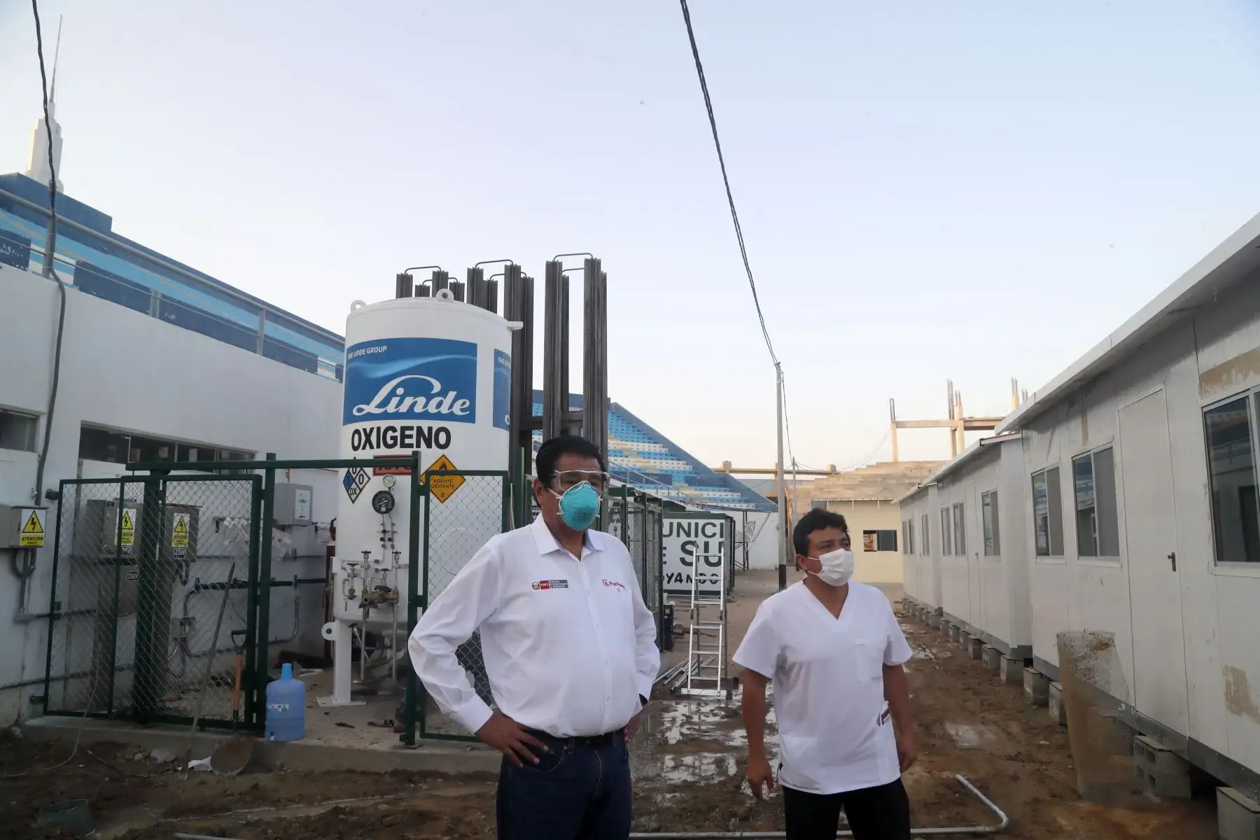 El ministro  de Vivienda, Rodolfo Yañez inspecciona el funcionamiento del hospital de Contingencia “Campeones del 36” y de su tanque de oxígeno, el cual sirve para atender a pacientes diagnosticados con covid - 19 en Sullana.
Foto: Ministerio de Vivienda El ministro  de Vivienda, Rodolfo Yañez inspecciona el funcionamiento del hospital de Contingencia “Campeones del 36” y de su tanque de oxígeno, el cual sirve para atender a pacientes diagnosticados con covid - 19 en Sullana.
Foto: Ministerio de Vivienda