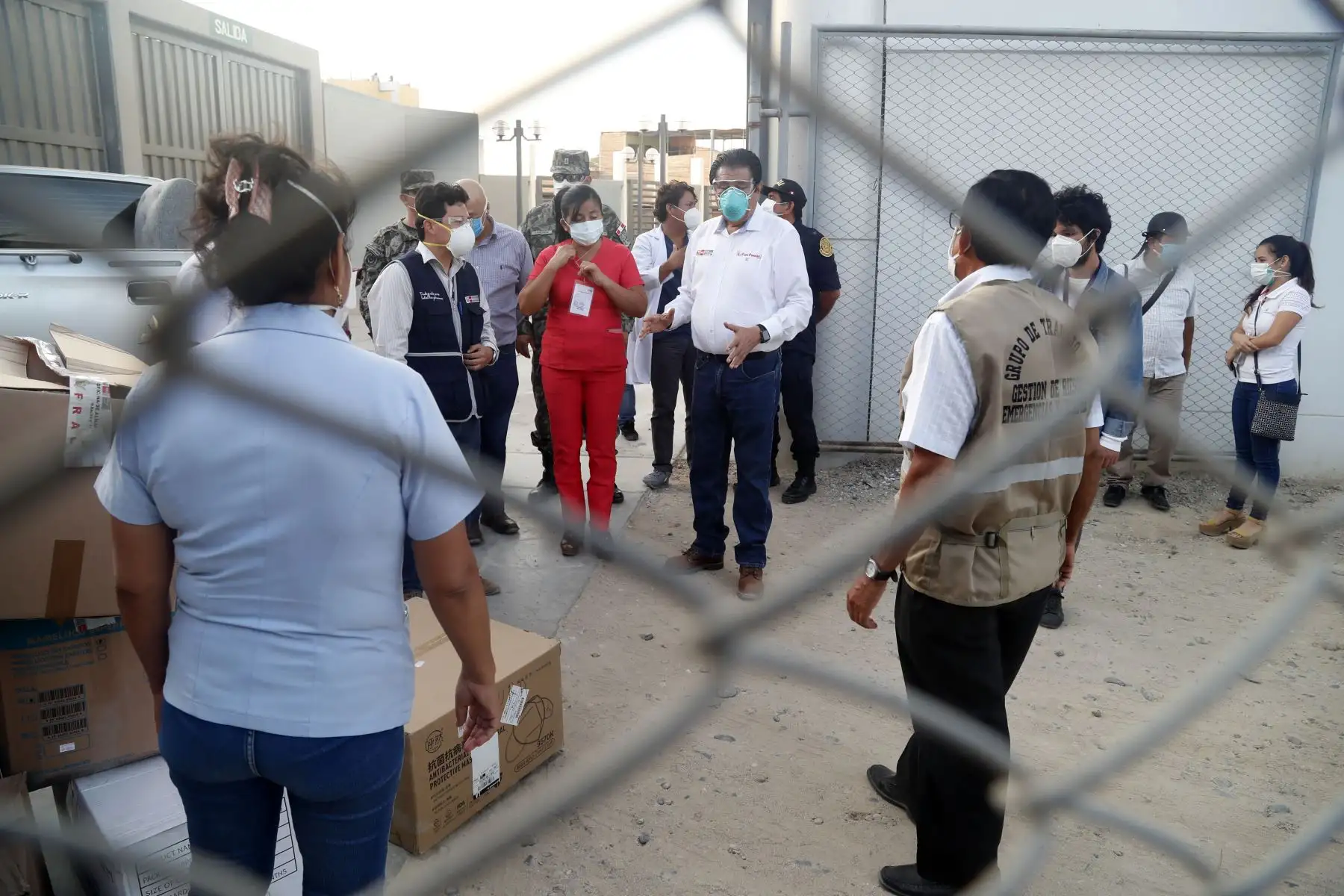 El ministro  de Vivienda, Rodolfo Yañez inspecciona el funcionamiento del hospital de Contingencia “Campeones del 36” y de su tanque de oxígeno, el cual sirve para atender a pacientes diagnosticados con covid - 19 en Sullana.
Foto: Ministerio de Vivienda El ministro  de Vivienda, Rodolfo Yañez inspecciona el funcionamiento del hospital de Contingencia “Campeones del 36” y de su tanque de oxígeno, el cual sirve para atender a pacientes diagnosticados con covid - 19 en Sullana.
Foto: Ministerio de Vivienda