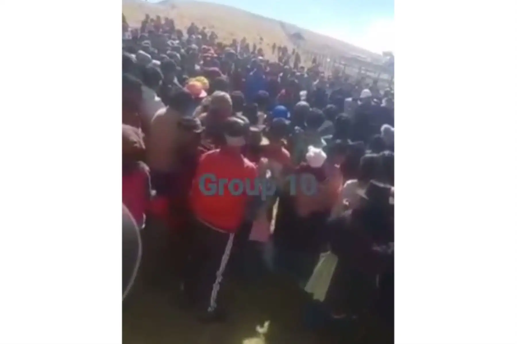 La Policía Nacional confirmó que ocho trabajadores de una empresa de telefonía permanecen retenidos por pobladores del distrito de Paucará, región Huancavelica. Foto: Captura