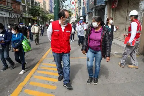 Viceministro de Mype e Industria, José Salardi, inspecciona las galerías comerciales de Gamarra. Foto: cortesía.