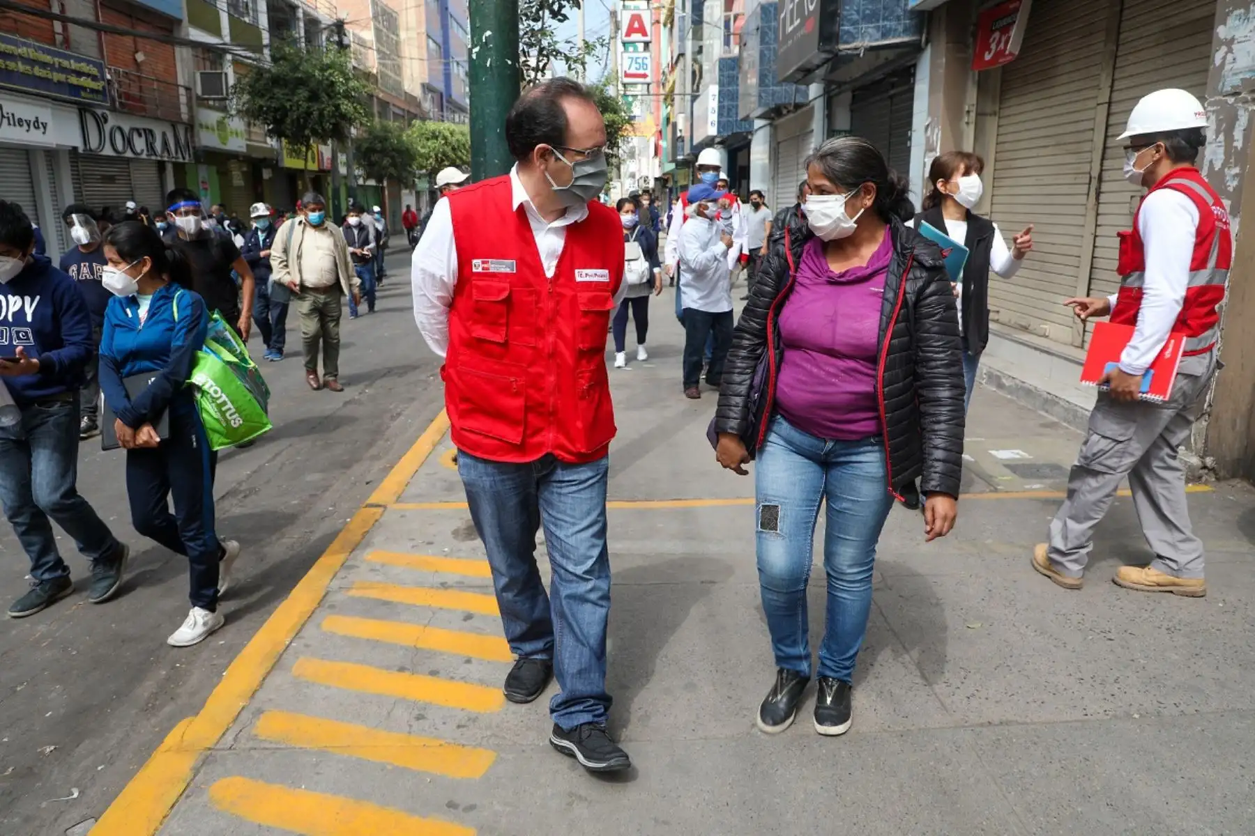 Viceministro de Mype e Industria, José Salardi, inspecciona las galerías comerciales de Gamarra. Foto: cortesía.