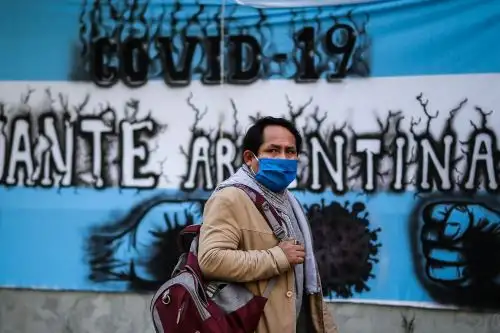 La capital es el distrito del país con mayor número de contagios, con un total de 13.206 casos detectados, seguida por la provincia bonaerense, con 10.968 positivos. Foto: EFE