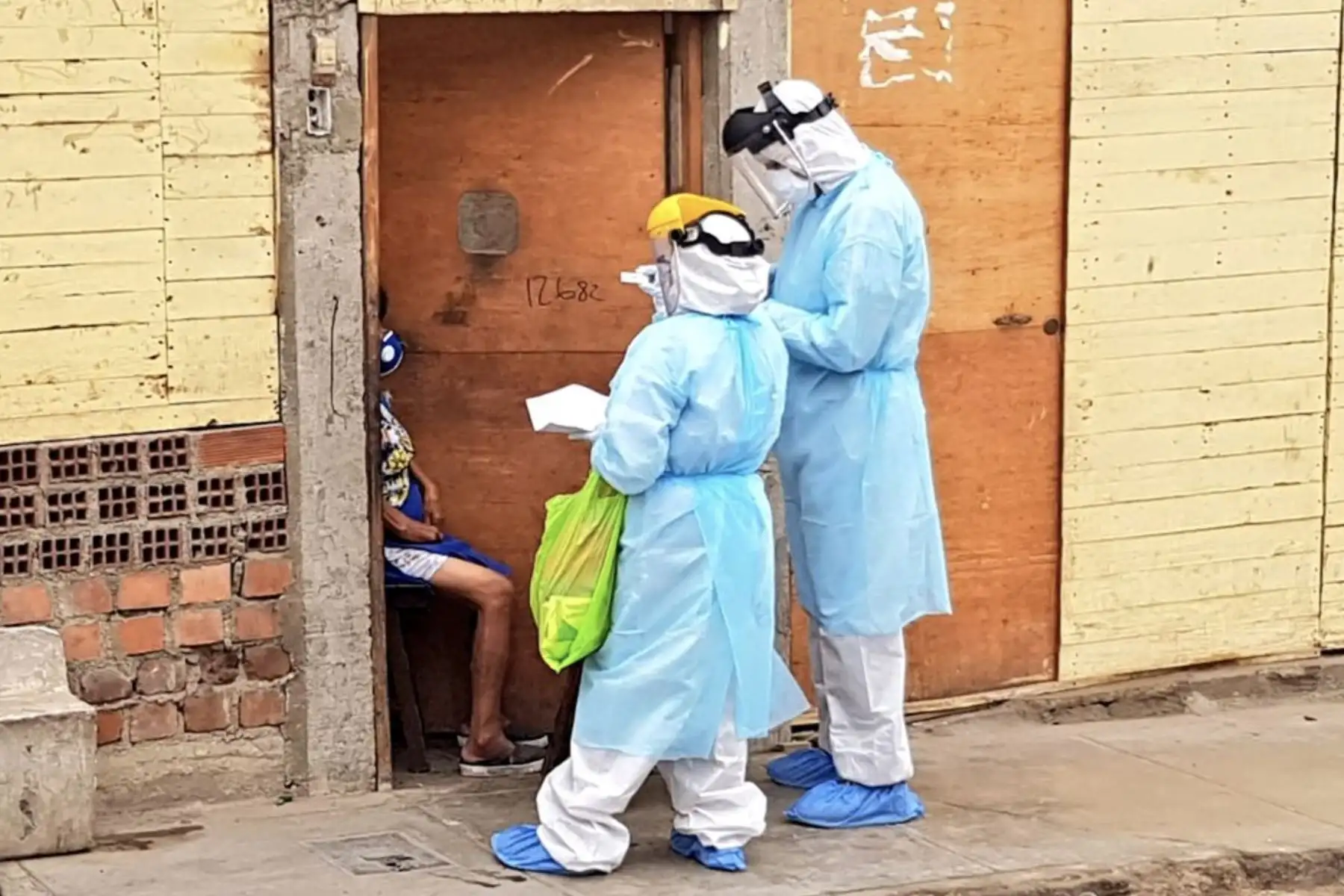 Equipos de respuesta del ministerio de salud, recorren el distrito de San Martín de Porres para realizar más de 400 pruebas rápidas ante el covid-19, como parte de la operación TAYTA. Foto: MINSA