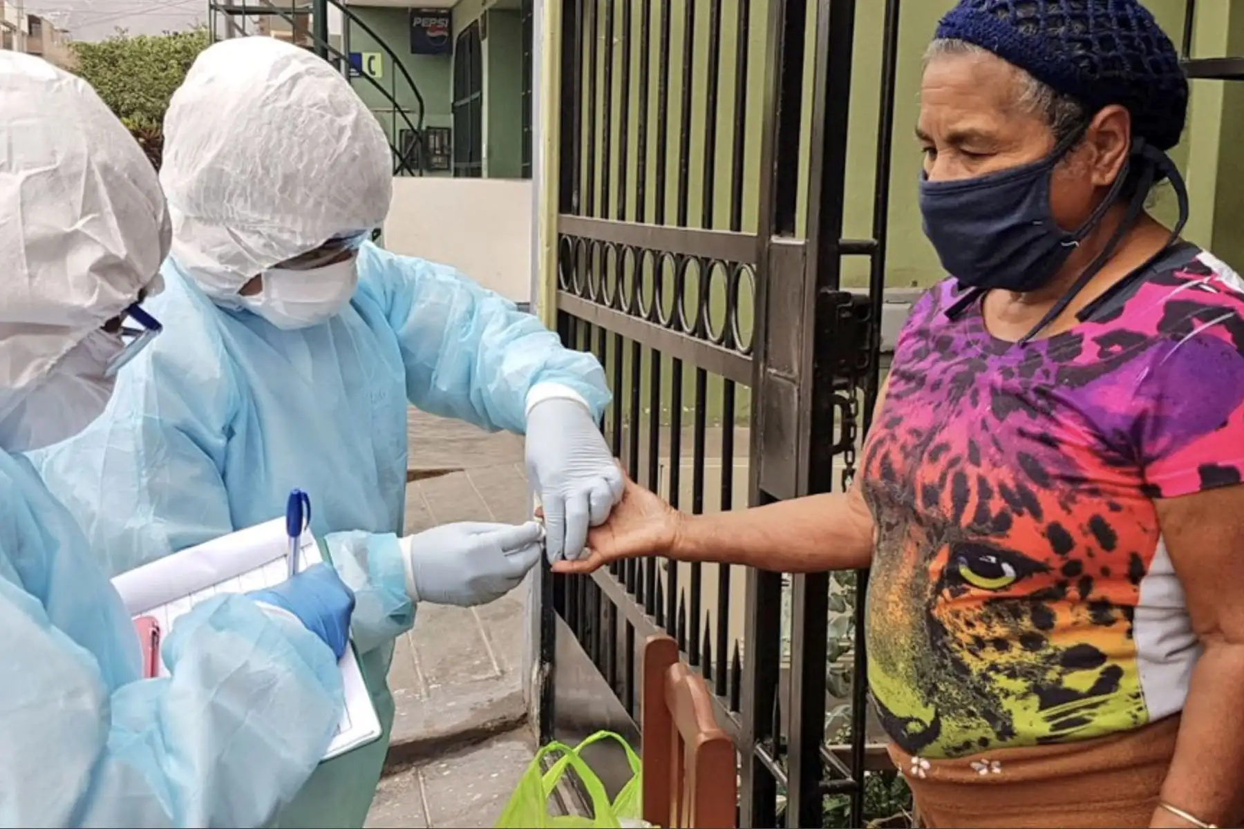 Equipos de respuesta del ministerio de salud, recorren el distrito de San Martín de Porres para realizar más de 400 pruebas rápidas ante el covid-19, como parte de la operación TAYTA. Foto: MINSA
