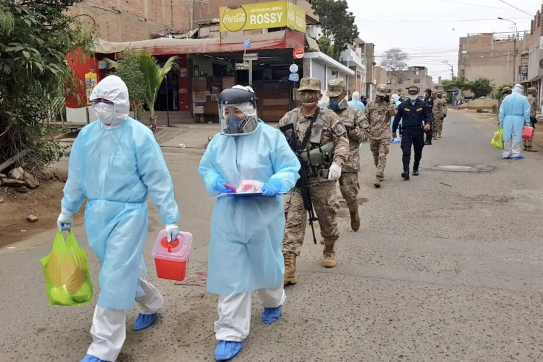 Equipos de respuesta del ministerio de salud, recorren el distrito de San Martín de Porres para realizar más de 400 pruebas rápidas ante el covid-19, como parte de la operación TAYTA. Foto: MINSA