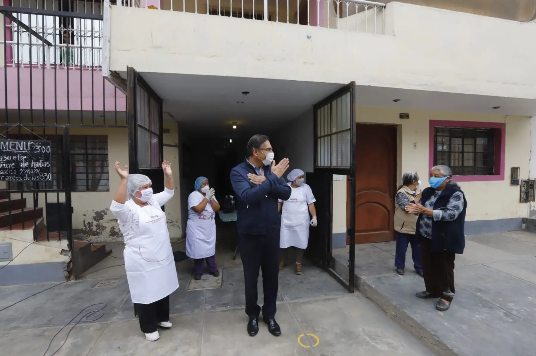El presidente Martín Vizcarra visita el comedor popular La Melchorita, para supervisar las medidas sanitarias con el fin de evitar el contagio del covid-19. Foto: ANDINA/Prensa Presidencia.