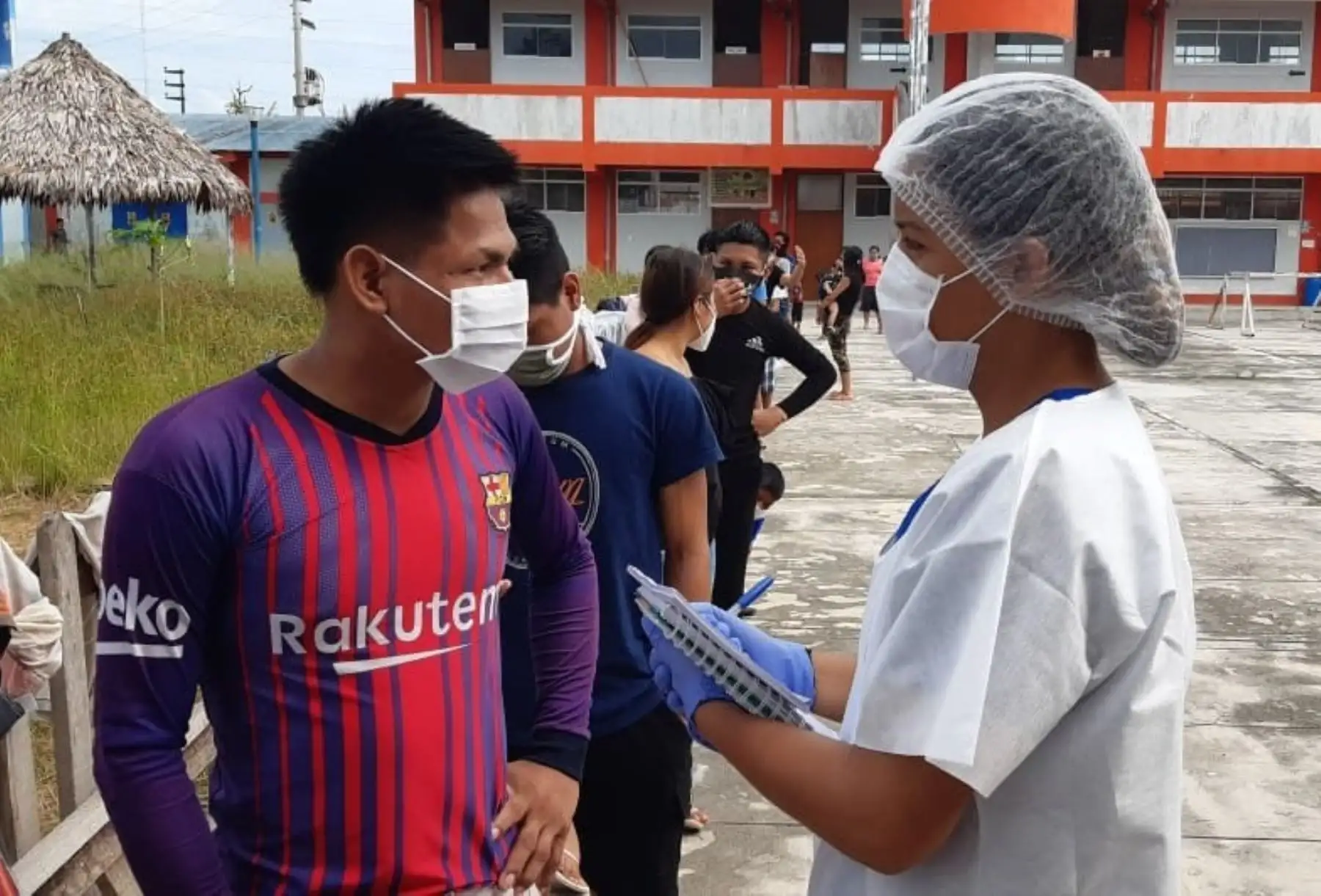 Representantes del Ministerio de Cultura supervisan la atención que reciben los pobladores indígenas Matsés varados que viven en un albergue temporal de Iquitos. ANDINA/Difusión