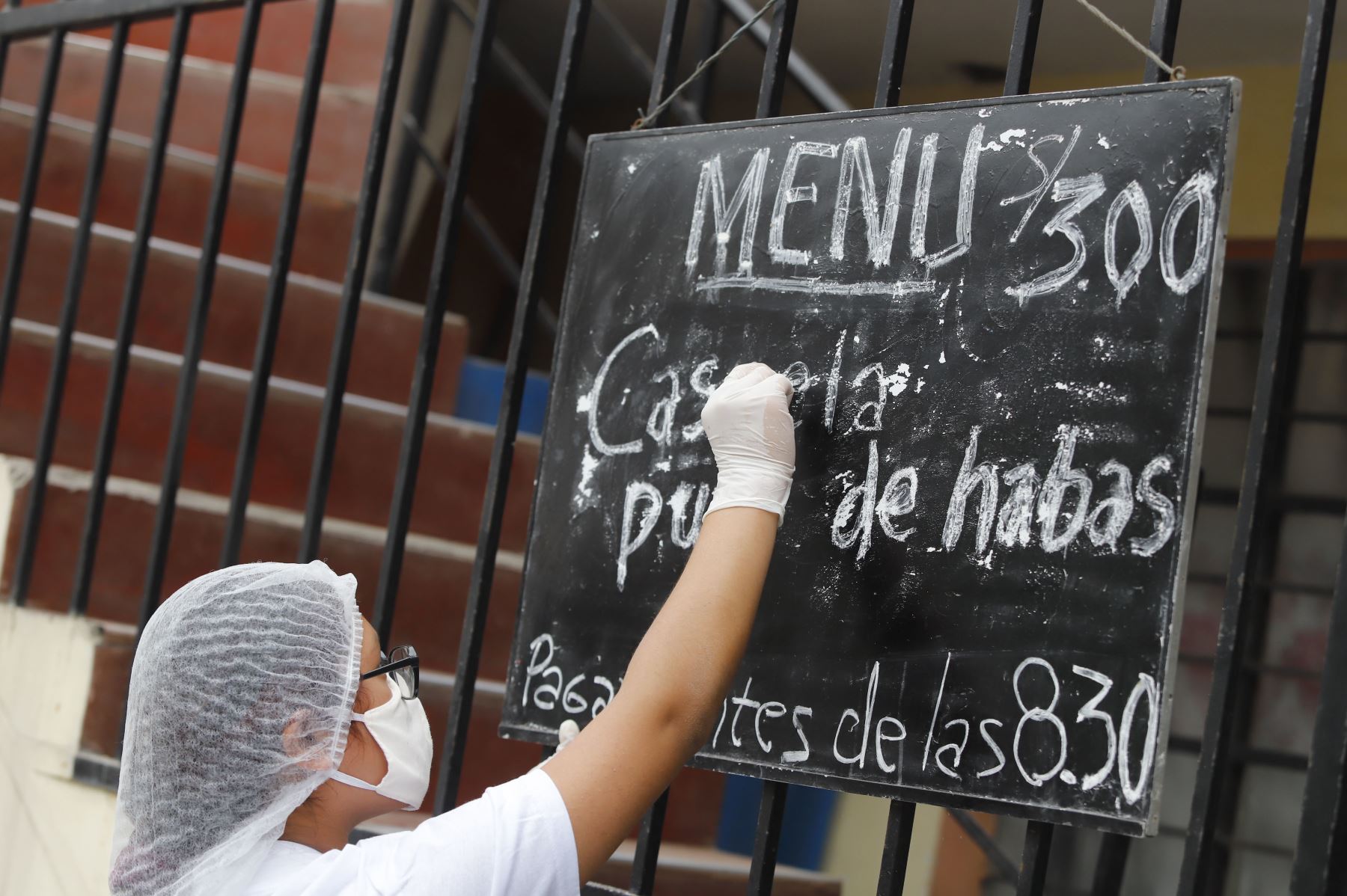 Los comedores cumplen un papel clave en las estrategias de soporte a las comunidades vulnerables, en el marco de la pandemia del covid-19 (imagen referencial). ANDINA/Prensa Presidencia