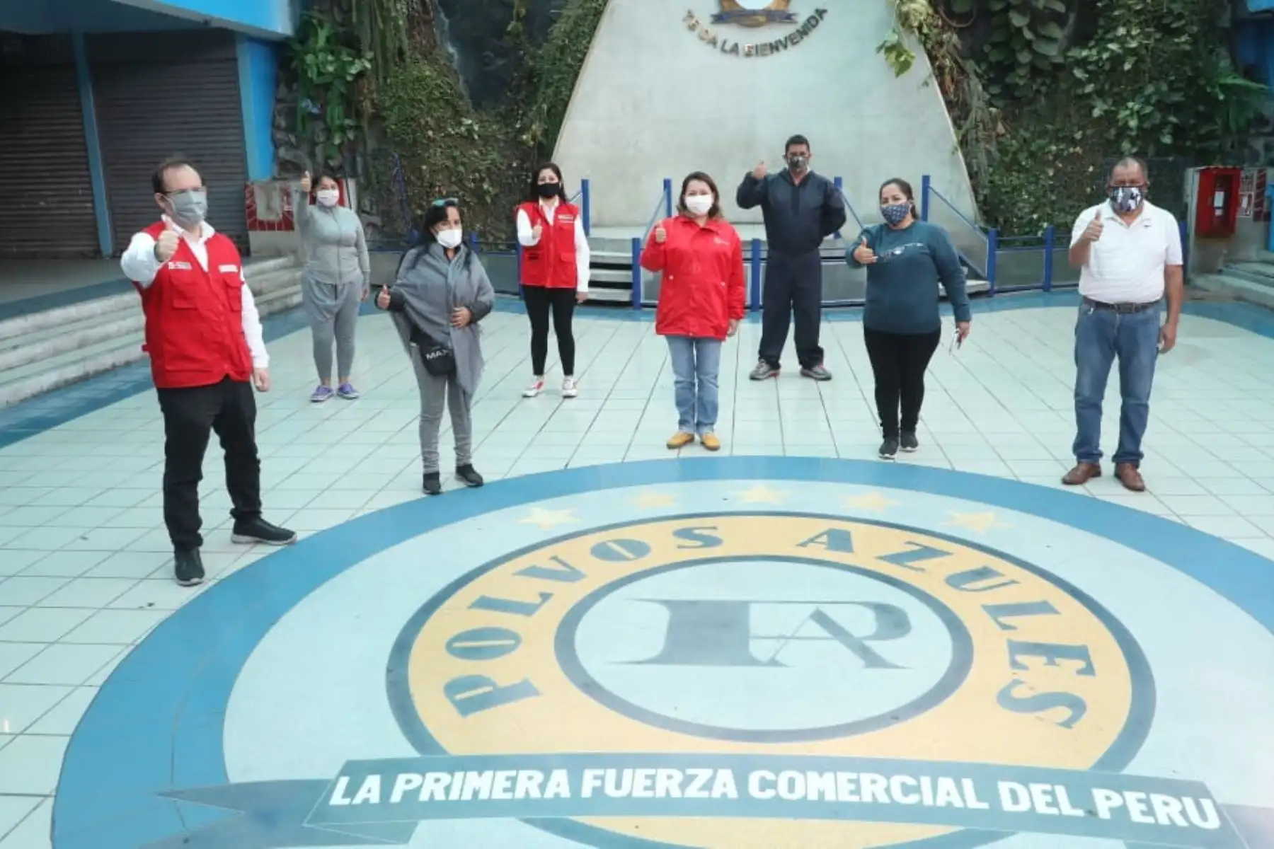 Ministra de Producción, Rocío Barrios recorre las galerías comerciales de Gamarra y Polvos Azules para dialogar con los comerciantes y poder inspeccionar sus avances en la implementación de medidas de bioseguridad.
Foto:Produce