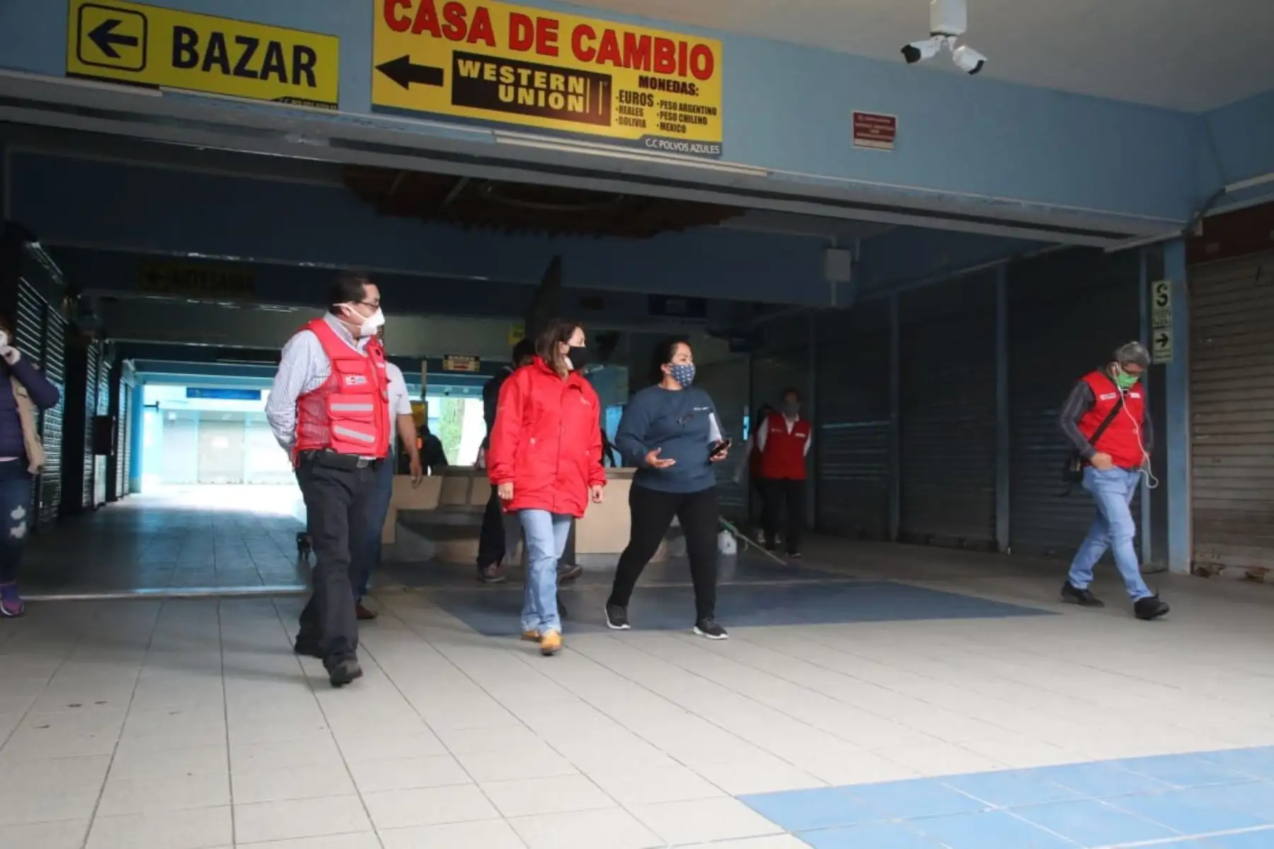 Ministra de Producción, Rocío Barrios recorre las galerías comerciales de Gamarra y Polvos Azules para dialogar con los comerciantes y poder inspeccionar sus avances en la implementación de medidas de bioseguridad.
Foto:Produce
