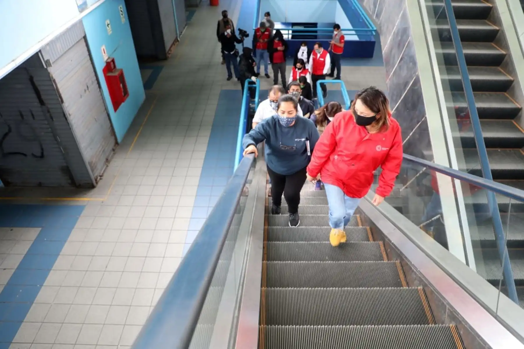 Ministra de Producción, Rocío Barrios recorre las galerías comerciales de Gamarra y Polvos Azules para dialogar con los comerciantes y poder inspeccionar sus avances en la implementación de medidas de bioseguridad.
Foto:Produce