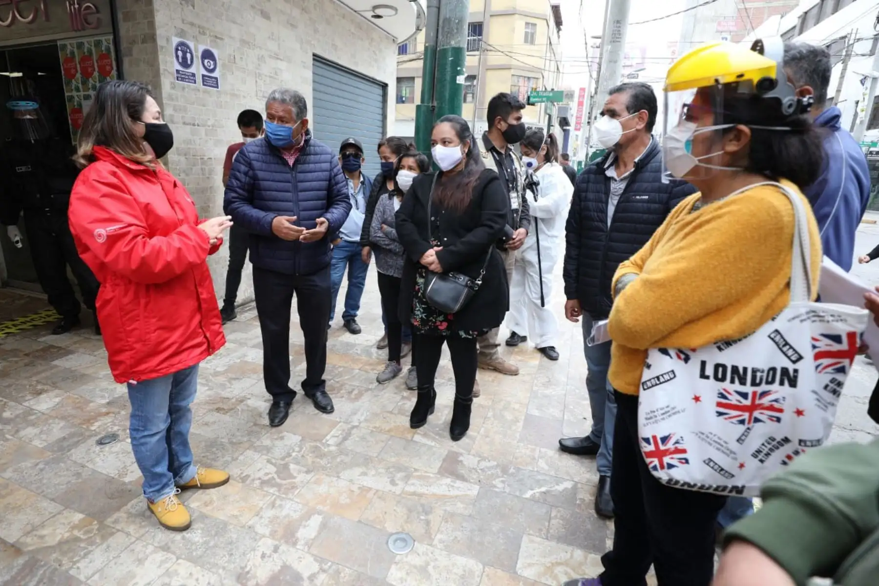 Ministra de Producción, Rocío Barrios recorre las galerías comerciales de Gamarra y Polvos Azules para dialogar con los comerciantes y poder inspeccionar sus avances en la implementación de medidas de bioseguridad.
Foto:Produce