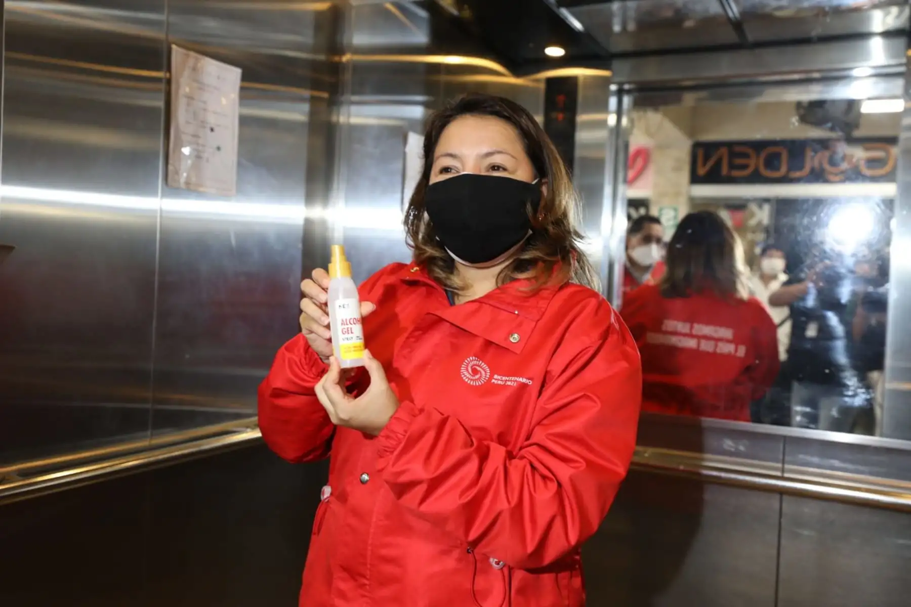 Ministra de Producción, Rocío Barrios recorre las galerías comerciales de Gamarra y Polvos Azules para dialogar con los comerciantes y poder inspeccionar sus avances en la implementación de medidas de bioseguridad.
Foto:Produce