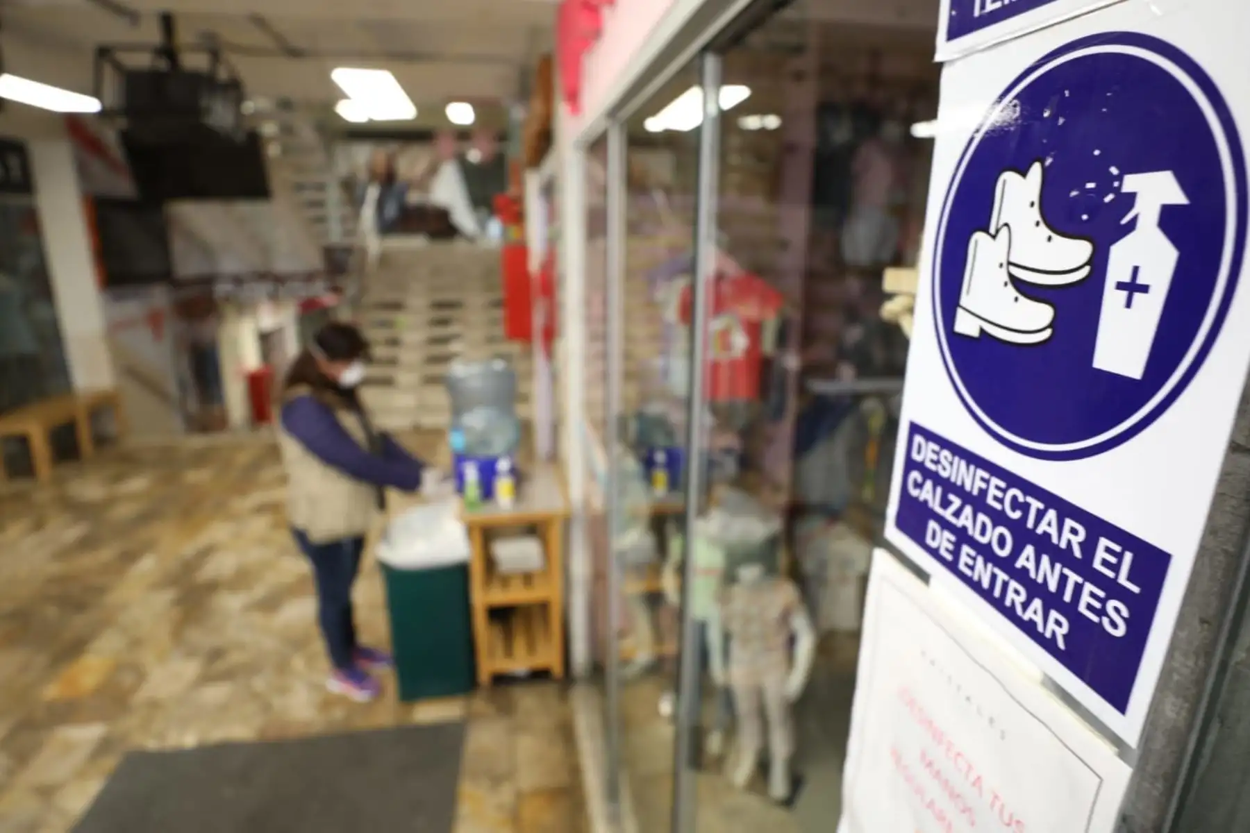 Ministra de Producción, Rocío Barrios recorre las galerías comerciales de Gamarra y Polvos Azules para dialogar con los comerciantes y poder inspeccionar sus avances en la implementación de medidas de bioseguridad.
Foto:Produce
