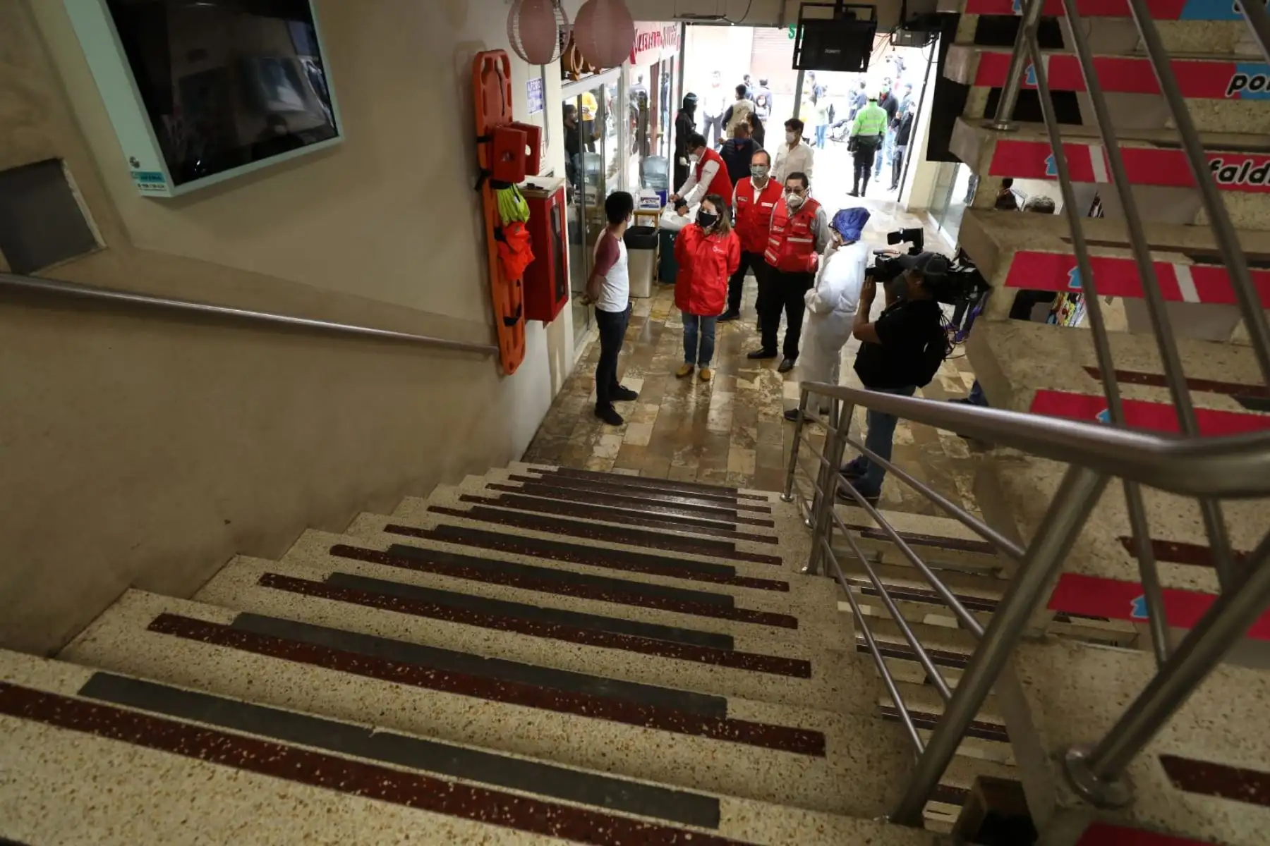 Ministra de Producción, Rocío Barrios recorre las galerías comerciales de Gamarra y Polvos Azules para dialogar con los comerciantes y poder inspeccionar sus avances en la implementación de medidas de bioseguridad.
Foto:Produce