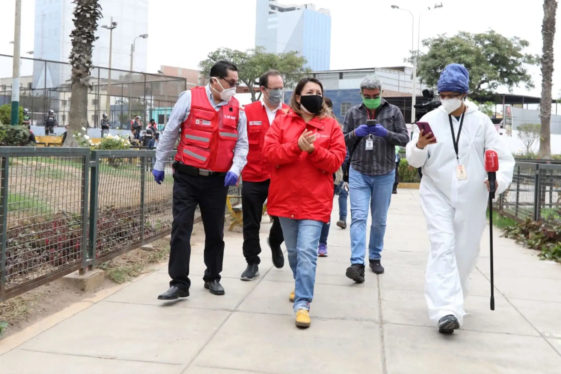 Ministra de Producción, Rocío Barrios recorre las galerías comerciales de Gamarra y Polvos Azules para dialogar con los comerciantes y poder inspeccionar sus avances en la implementación de medidas de bioseguridad.
Foto:Produce